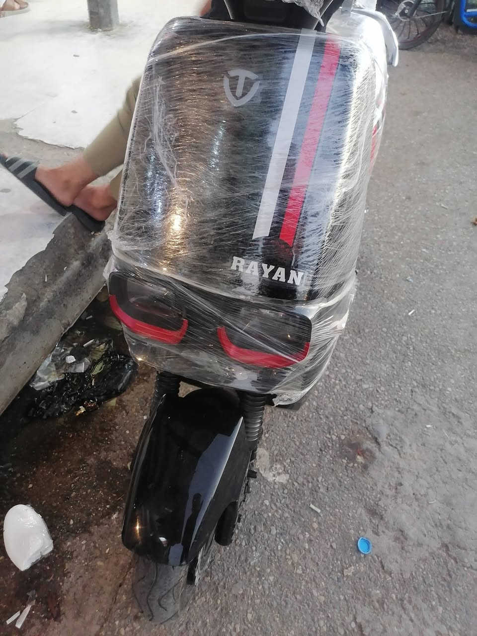 ريان ابو عيون فول مواصفات 
ك مبدل بطاريه مال شركه اصليه وبطاريات منقصه ربع يعني بعدهم جديدين شحنه فوال مواصفاته حلو ماطور  طالب عليه 850 بي مجال 
ثلاث نمر ٣ 
لون الاسود مرغوب 
بطاريات وعقل شرط 
ملف نحاسي 
سرعه ٦٠ حقيقي 
ا رقم واتساب بي ***********
مكاني موصل ايمن 
دبل بصمه ودبل مفتاح رقمي ***********
