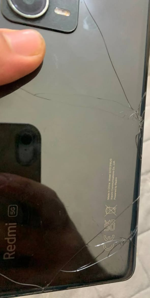 سلام عليكم مبايل ريلمي 12 برو فايف جي جهاز مستخدم فقط الضهر مفطور مثل ماواضح بل صوره ما مئثر عل جهاز الذاكره 256 جهاز سعره 250 بي مجال كلشي ماكو ويا البصمه شغاله والفيس ايدي ايضن شغال 
الرقم ***********
