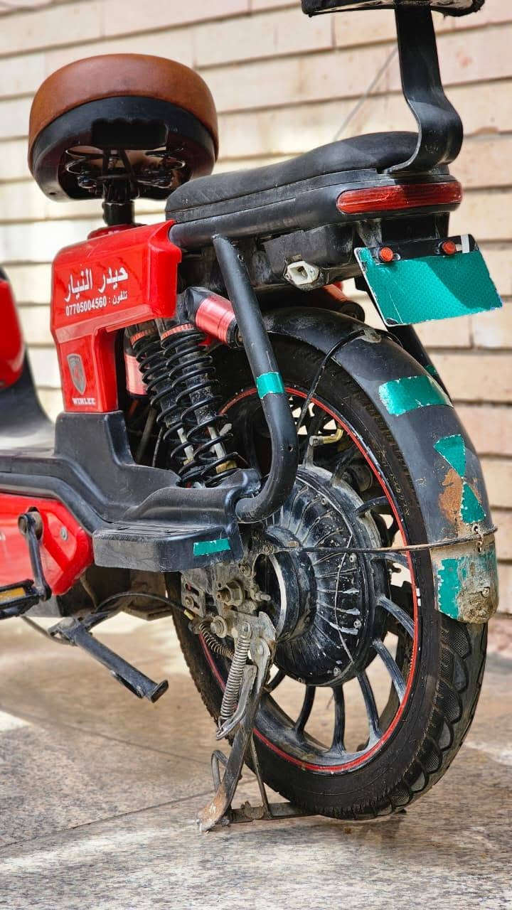 🔴 للبيع: دراجة كهربائية (شحن حيدر النيار) بحالة جيدة موديل ٢٠٢٤ 🔴المواصفات والمميزات:التصميم: دراجة عملية ومريحة باللونين الأحمر والأسود الأنيق.المقاعد: تحتوي على مقعدين (مقعد خلفي مريح مع مسند + مقعد أمامي طبي منفصل).التخزين: سلة أمامية واسعة لحمل الأغراض + درج تخزين أمامي صغير.الأمان: نظام مساعدات خلفية (دبلات) مزدوجة وقوية لامتصاص الصدمات وضمان راحة تامة الملف الف واط اربع سرعات سرعة حقيقية ٨٥  خمس بطاريات جاهزه من كلشي العنوان النجف شارع المطار *********** السعر ٢٢٥ وبيها مجال
