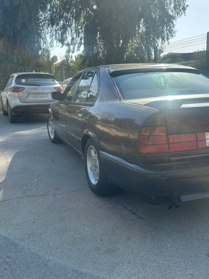 سلام عليكم BMW525للبيع فول مواصفات رقم نينوى دولي بسمي سعر ٤٠$وبيها مجال قليل واتساب ***********
