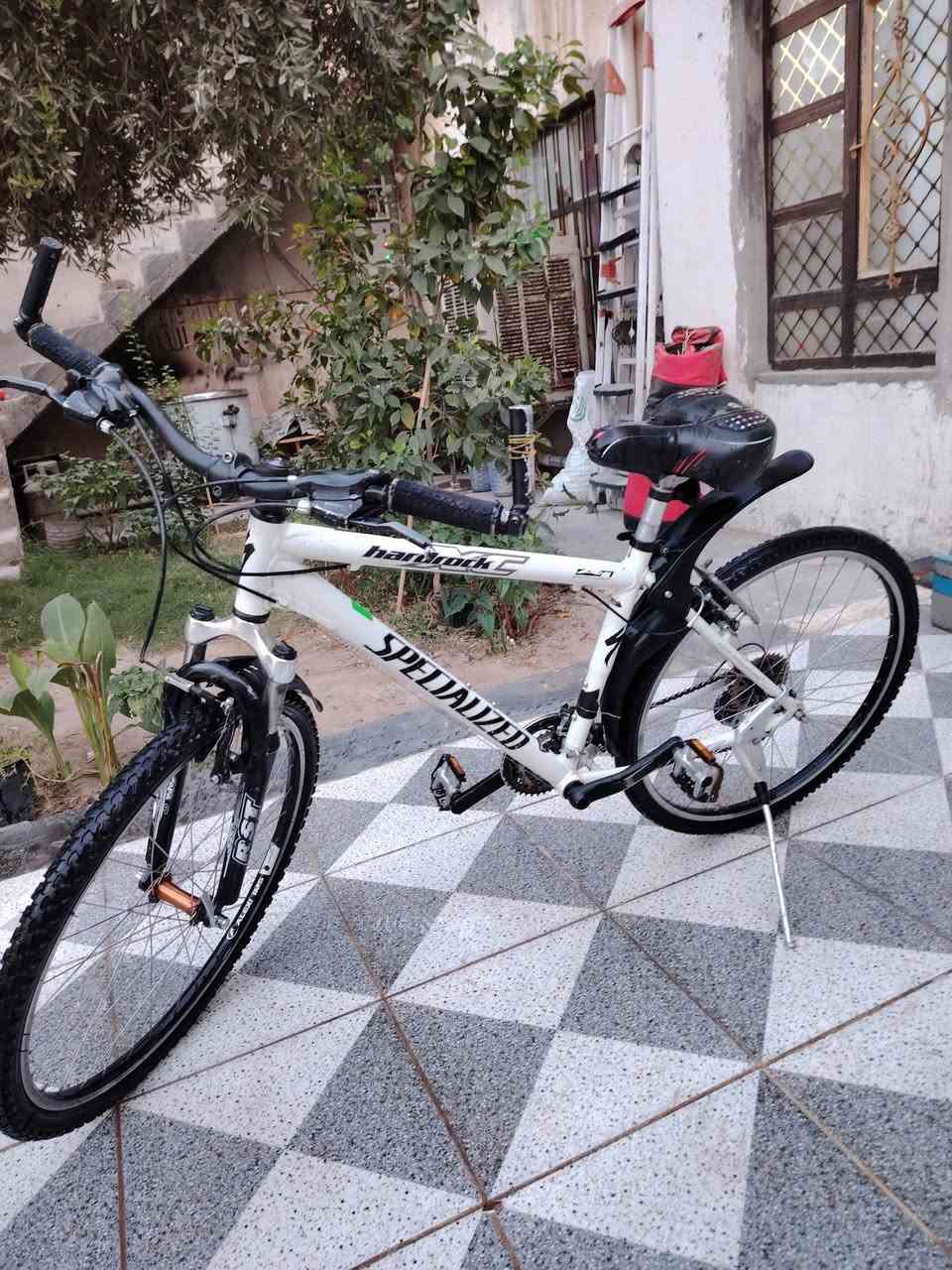 السلام عليكم
بايسكل للبيع

النوع: *SPECIALIZED Hardrock* اصلي امريكي
الحجم: 26 جبلي
المواصفات:
- شاصي المنيوم خفيف ونظيف لون ابيض
- دبلات امامية RST شغالات
- كير شيمانو 21 سرعة ( 3 امام 7 خلف ) 
- بريك V امامي خلفي
- تايرات جديدة دبل عريض مال جبلي
- كرسي طبي مريح + طينيات + ستاند

الحالة: نظيف كلش وشغال مابي اي نقص، بس اغسله وتطلع بيه

السعر: [200وبي مجال ] وبيه مجال بسيط

للتواصل: [رقمك]

--***********-
