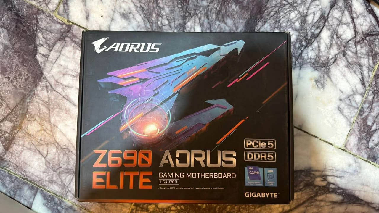 Pc Gaming
⚡ CPU: Intel Core i5 12400KF
🎮 GPU: Gigabyte RTX 3070 Ti
🔥 Motherboard: Gigabyte Z690 AORUS Elite DDR5
RAM: 32GB XPG RGB DDR5 5200MHz
💾 Storage:
• NVMe M.2 1TB
• NVMe M.2 512GB

❄️ Cooling: DeepCool 360mm Liquid Cooler
✨ Case: Lian Li تحكم كامل من داخل النظام
🔋 PSU: 750W Gold Certified
🖥️Monitor Asus 1080 27 180hz curved
🖥️Monitor Gigabyte 2k 27 180hz 
🖱️Mouse Logitech g502 hero
🎙️Headset Hyper x cloud 3 wireless
⌨️Keyboard Glorious 
🔌UPS 1kv online استعمال شهر
*********** وتساب

نص مكتوب في الصور:
- GIGABYTE 27" QHD 2K 1 MS 165 Hz 8 bits 1500 R HDR READY