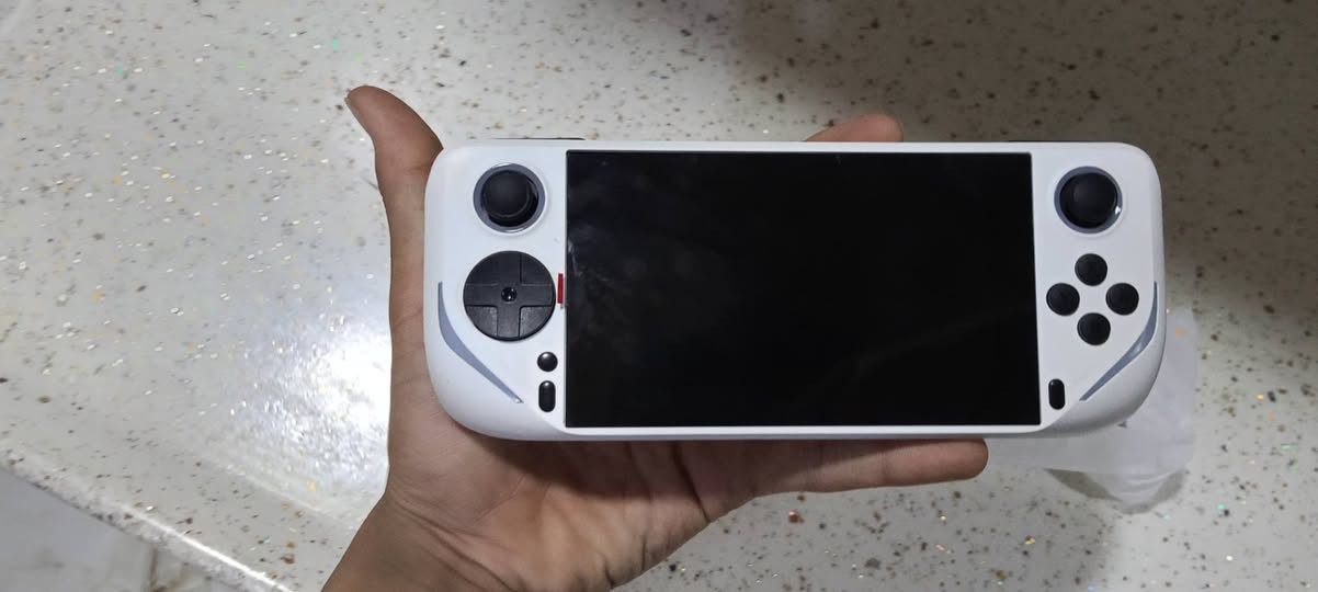 شوفلي هذا جهاز محمول 
e6
بيه كلش هواي محاكيات 
مثل ps1
psp 
atari 
sega وبعد كلش هواي
جهاز بي اضائه كلش جميله وناسكه 
قطعه مرتبه وحلوه ولوك ستيكر 
سعره 65 
متوفر توصيل لجميع المحافظات ***********
