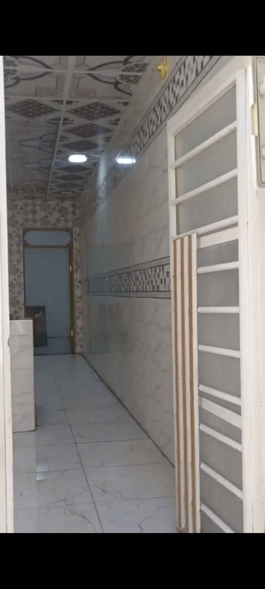 بيت 80متر صب كونكريت سيراميك ارضيه بورسلين كهرباء ماي باب البيت *********** Singapore

