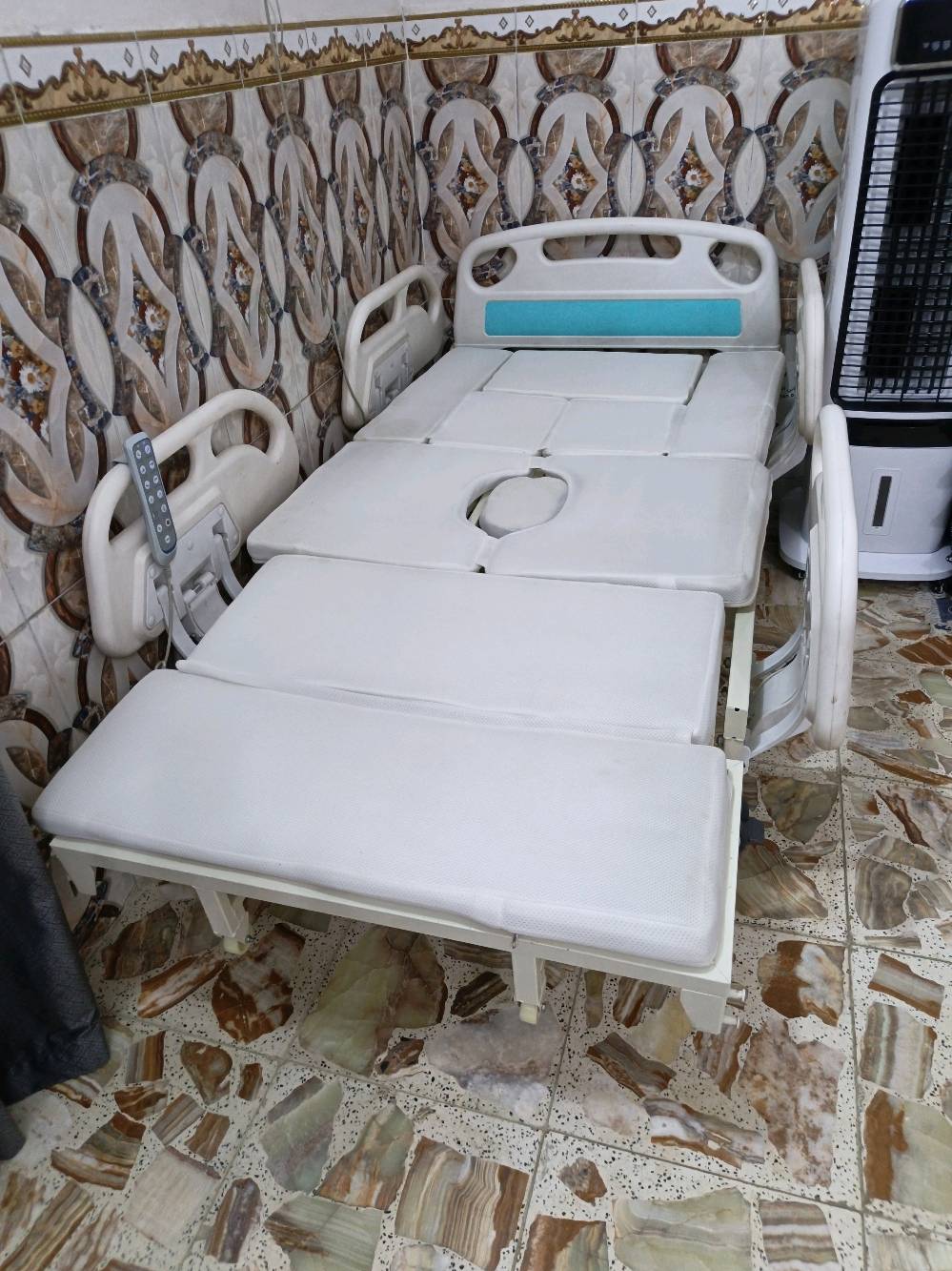سرير طبي للبيع 
مستعمل قليل نضيف جداً 
كل حركاته شغاله 
سعره بالمستلزمات الطبيه مليون و200 
مكاني نجف حي الشرطه 
للأستفسار خاص