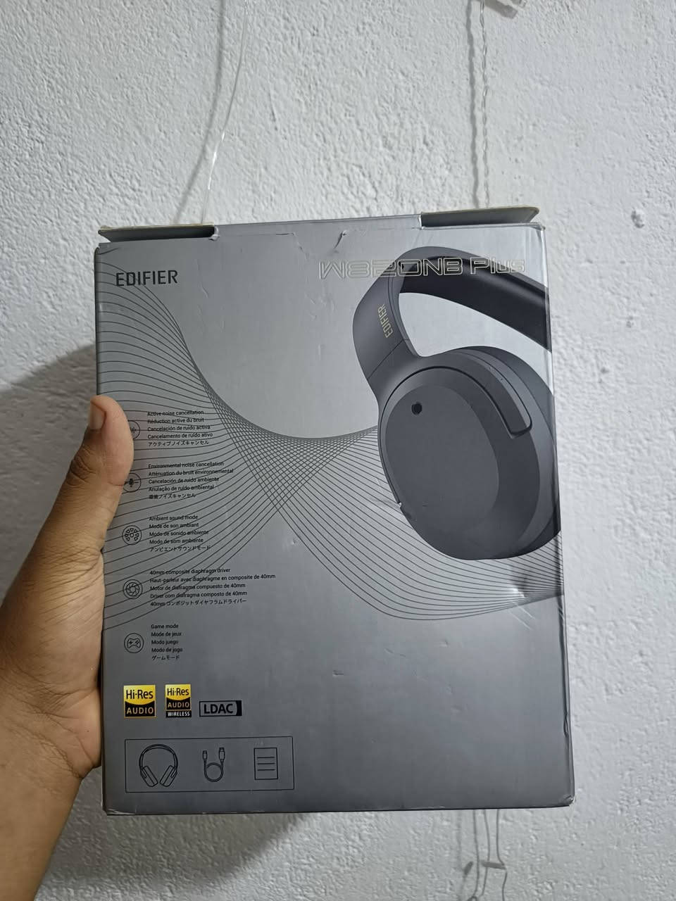 السلام عليكم، للبيع سماعة Edifier W820NB Plus اللاسلكية الأصلية، السماعة غنية عن التعريف بنقاوة الصوت وعزل الضوضاء، وممتازة جداً للألعاب، الدراسة، والأنماط اليومية.+ أهم مواصفات السماعة:عزل ضوضاء احترافي (ANC): عزل قوي جداً للضوضاء المحيطة مع ميزة Ambient Sound لسماع الأصوات الخارجية عند الحاجة.دقة صوت عالية (Hi-Res Audio): تدعم ترميز LDAC المتطور لتوصيل صوت نقي جداً وتفاصيل موسيقية واضحة (سلكياً ولاسلكياً).بطارية عملاقة: توفر ما يصل إلى 49 ساعة من التشغيل المستمر (عند إطفاء العزل) و33 ساعة عند تشغيله.شحن سريع جداً: شحن لمدة 10 دقائق فقط يعطيك حوالي 7 ساعات من الاستخدام.مايكروفونات ذكية: مجهزة بميكروفونات مدمجة مع تقنية إلغاء الضوضاء بالذكاء الاصطناعي (DNN) لضمان مكالمات صوتية واضحة جداً.صوت للألعاب (Game Mode): استجابة سريعة جداً وبدون تأخير ملحوظ في الألعاب (Low Latency).راحة تامة: وسائد الأذن ناعمة جداً وخفيفة الوزن للاستخدام الطويل دون ألم.📋 تفاصيل البيع:الحالة: مستعملة (نظيفة جداً وبكامل أدائها).الملحقات: متوفرة مع الكرتونة الأصلية الواضحة بالصورة
(سعر نهائي 40الف مكاني بصره  ابو الخصيب)رقم ***********
