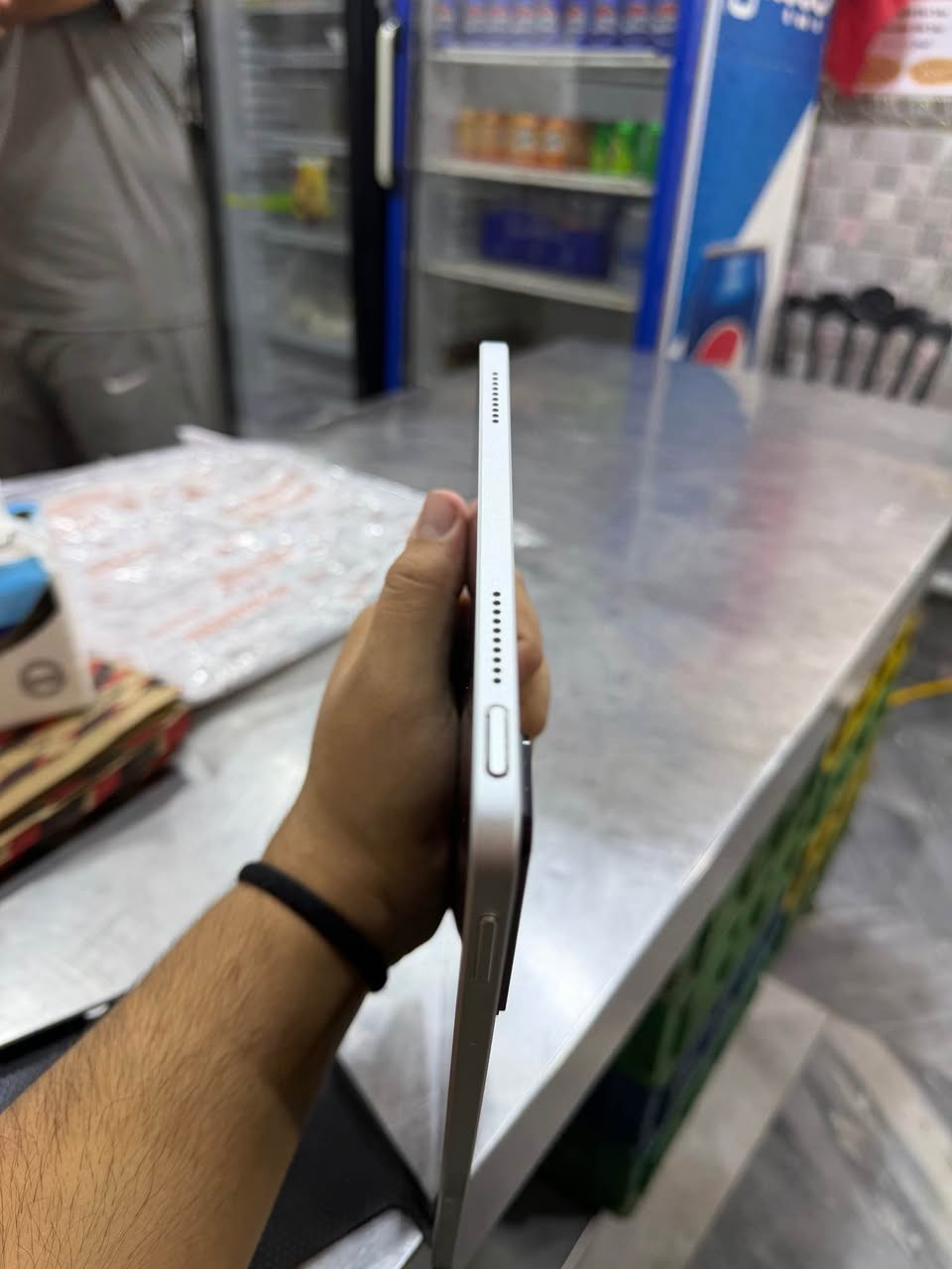 ايباد ريد مجك نوفا كيمنك 
ذاكره 512+16عشوائي 
بطاريه 10100
جهاز كلش نضيف مثل مواضح بل صور 
فقط عدسه الجهاز مشخطه 
جهاز كلش قوي بل العاب ومكفول من الفتح 
اعلى فريمات بل ببجي يشغل 
مكاني بغداد جديده 
*********** موجود واتساب St Andrew, Surrey
