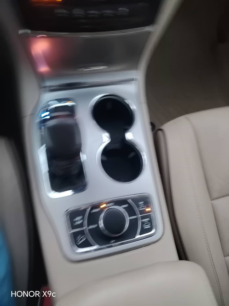 سلام عليكم جيب موديل 2019 وفرالاند فول موصفات خليجي واحد عله واحد سياره ماشه ٤٦ الف جكات وسعرهه ٢٦٠
***********
