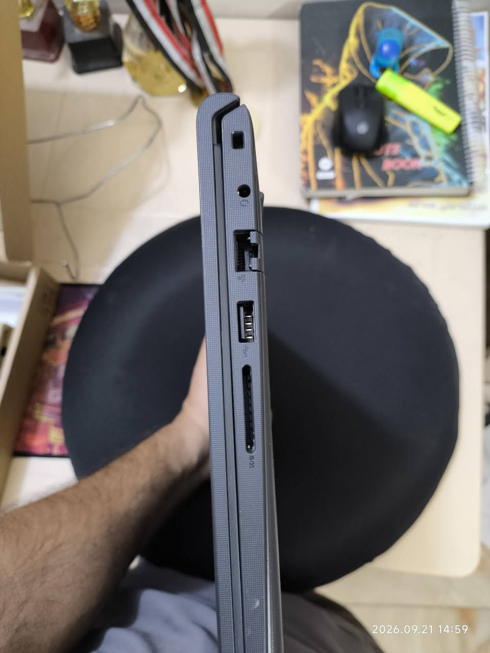 لابتوب ديل الجيل 13 (Dell Vostro) أخو الجديد للبيع 💻
سبب البيع جبته للبحث مال تخرج قبل 6 أشهر وتخرجت وكملت وبعد ما احتاجة
جبته بوقتها بسعر 650 ألف
المواصفات:
الموديل: Dell Vostro 15 3530.  
المعالج: Intel Core i5 الجيل الثالث عشر (i5-1334U) - أداء جداً سريع وممتاز.  
الرام: 8GB.  
التخزين (الهارد): 512GB SSD NVMe (سريع جداً بفتح الويندوز والبرامج).  
كارت الشاشة: Intel UHD Graphics (مدمج).  
المنافذ: يحتوي على منفذ Type-C، منافذ USB عادية، HDMI لربط الشاشات، منفذ إنترنت LAN، وقارئ رامات (SD Card).  
الملحقات: اللابتوب بكارتون الشركة ومع الشاحن الأصلي.  
حالة الجهاز:
اللابتوب نظيف جداً واستخدام حشمة (أخو الجديد) كما موضح بالصور، ما بي أي مشاكل، كيبورد عربي/إنجليزي، والشاشة حجم 15.6 بوصة. الجهاز مفرمت وجاهز للاستخدام.  
السعر: [550,000]
المكان: بغداد - (الگريعات)
للتواصل: ***********

نص مكتوب في الصور:
- 2026.09.21 14:59
- 2026.09.21 15:00