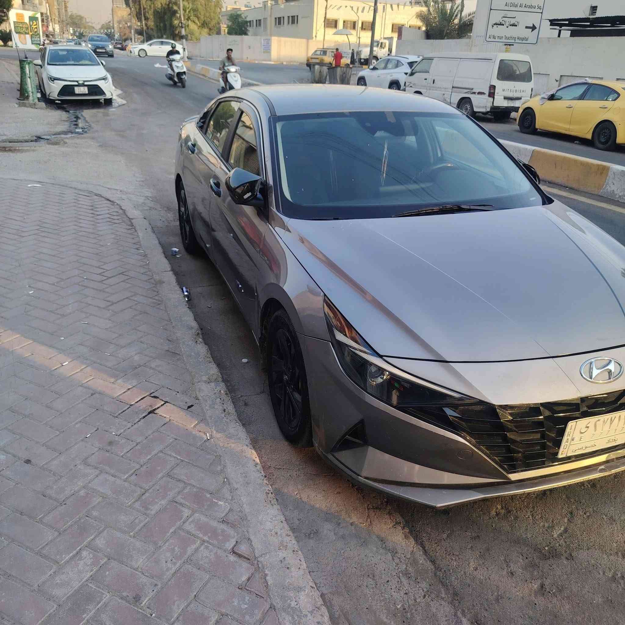 للبيع هيونداي إلنترا  2023 لون فيراني

* محرك 2.0 لتر (4 سلندر)
محرك دوش
* گير أوتوماتيك CVT
* دفع أمامي
* اقتصادية جداً بالوقود
* تشغيل بصمة (Push Start)
* دخول ذكي بدون مفتاح
* شاشة معلومات وترفيه

* كاميرا خلفية
* مثبت سرعة
* مقود متعدد الأزرار
* مكيف ممتاز
* حساسات وأنظمة أمان متعددة
* نظام المحافظة على المسار
* فرامل طوارئ تلقائية توقف تلقائي 
* تنبيه النقطة العمياء (حسب التجهيز)
* جنطه واسعة ومقاعد لـ 5 ركاب  
ماشية (85000) وضربتها (جاملغ و بابين و شويه بارد بل بنيد)  السيارة جداً نظيفة وضربتها جداً حلوة ما واصلة للدواخل ولا للشاصي ،ولا لغد
للاستفسار التواصل ***********
مكان السياره الأعظمية
 متوفر واتساب
السعر 132$
