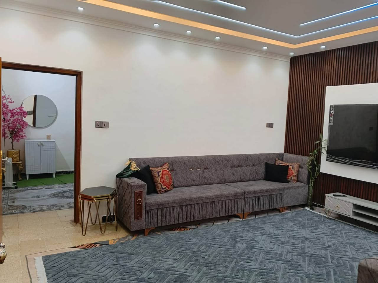 دار للبيع  في حي السكك مساحة 300 متر 

طابقين يحتوي على اربع غرف نوم بناء ( عكادة)

قرب بيت شيخ صاحب

يرهم بيع او مراوس مع اقل قيمة للاستفسار 

************
