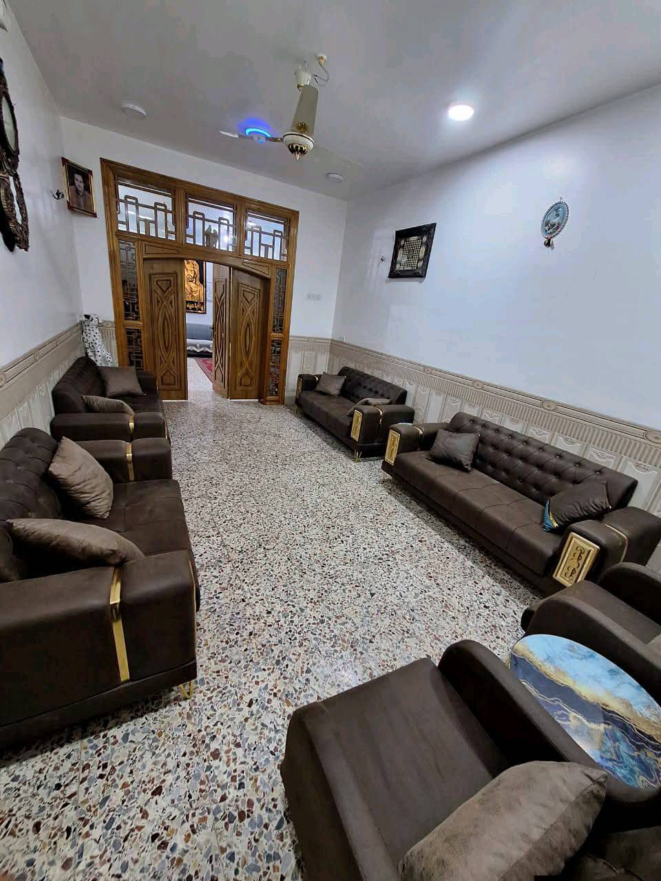 سلام عليكم ورحمة الله وبركاته 
‏عندي بيت زراعي سند 25 
‏مساحته 200 متر  
‏بناء سنة 2020 البيت جديد 
‏تفاصيل البيت 
‏طابق الارضي
‏استقبال 
‏صاله 
‏مطبخ 
‏غرقتين نوم 
‏حمامات 2 
‏
‏الطابق الأول 
‏صاله
‏غرفه نوم 
‏حمام 
‏سطح  
‏الاستفسار الاتصال أو مراسله الصفحة أو واتساب 
‏***********