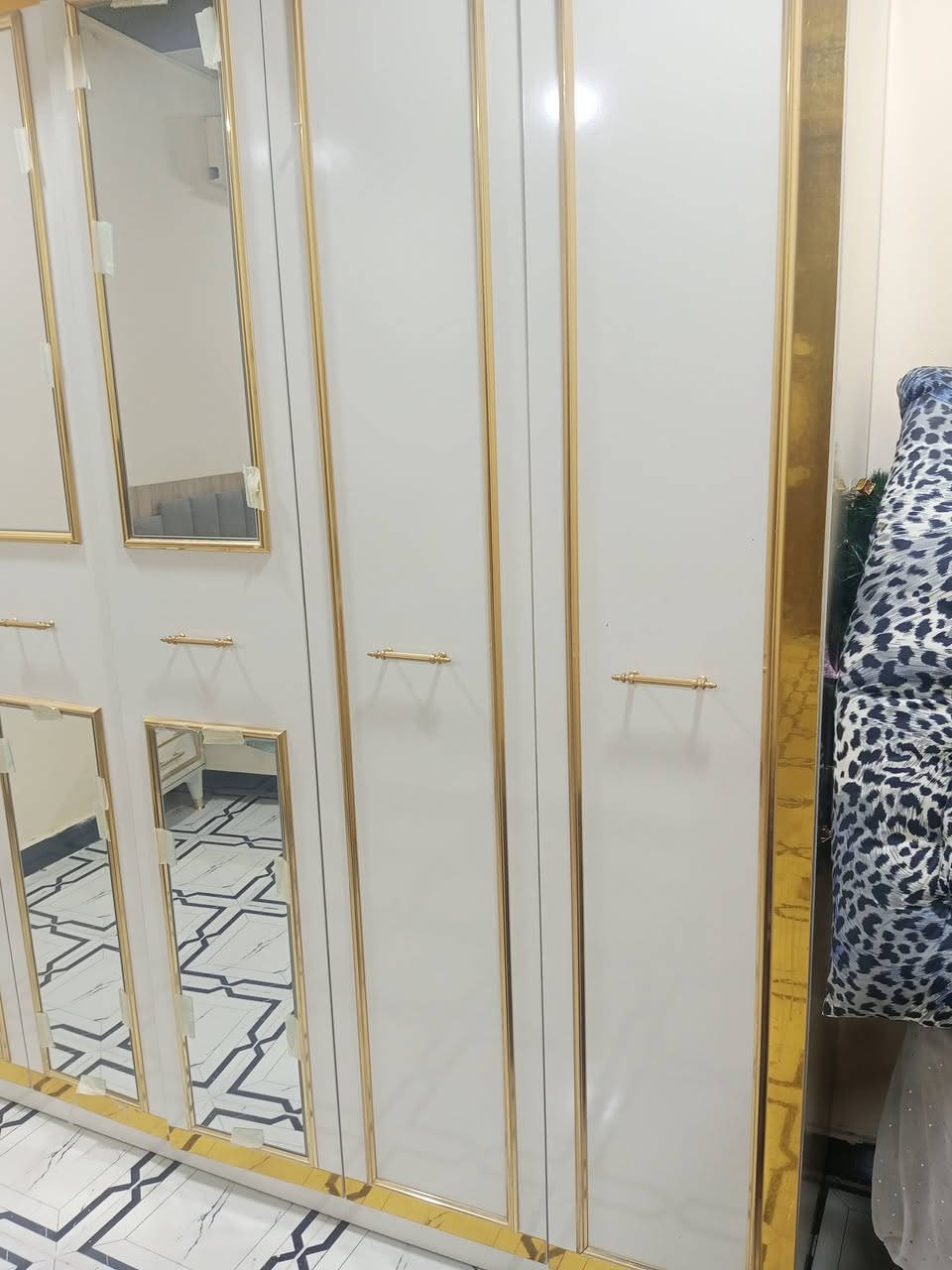 غرفه جديده استعمال شهرين شخط مابيه رايده 350 الف قفل عنواني الشعب ***********
