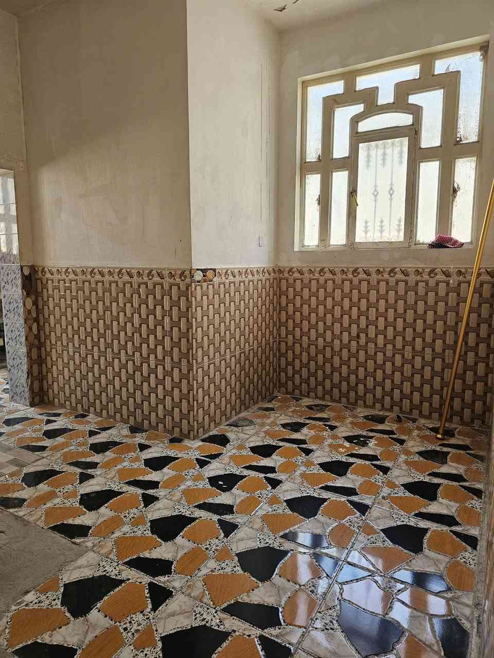 بيت للايجار في حي الوفاء المساحه 50 متر طابق واحد البناء نظيف جدا قريب السايدين الجامعه سعر الايجان 275 للاستفسار/***********
