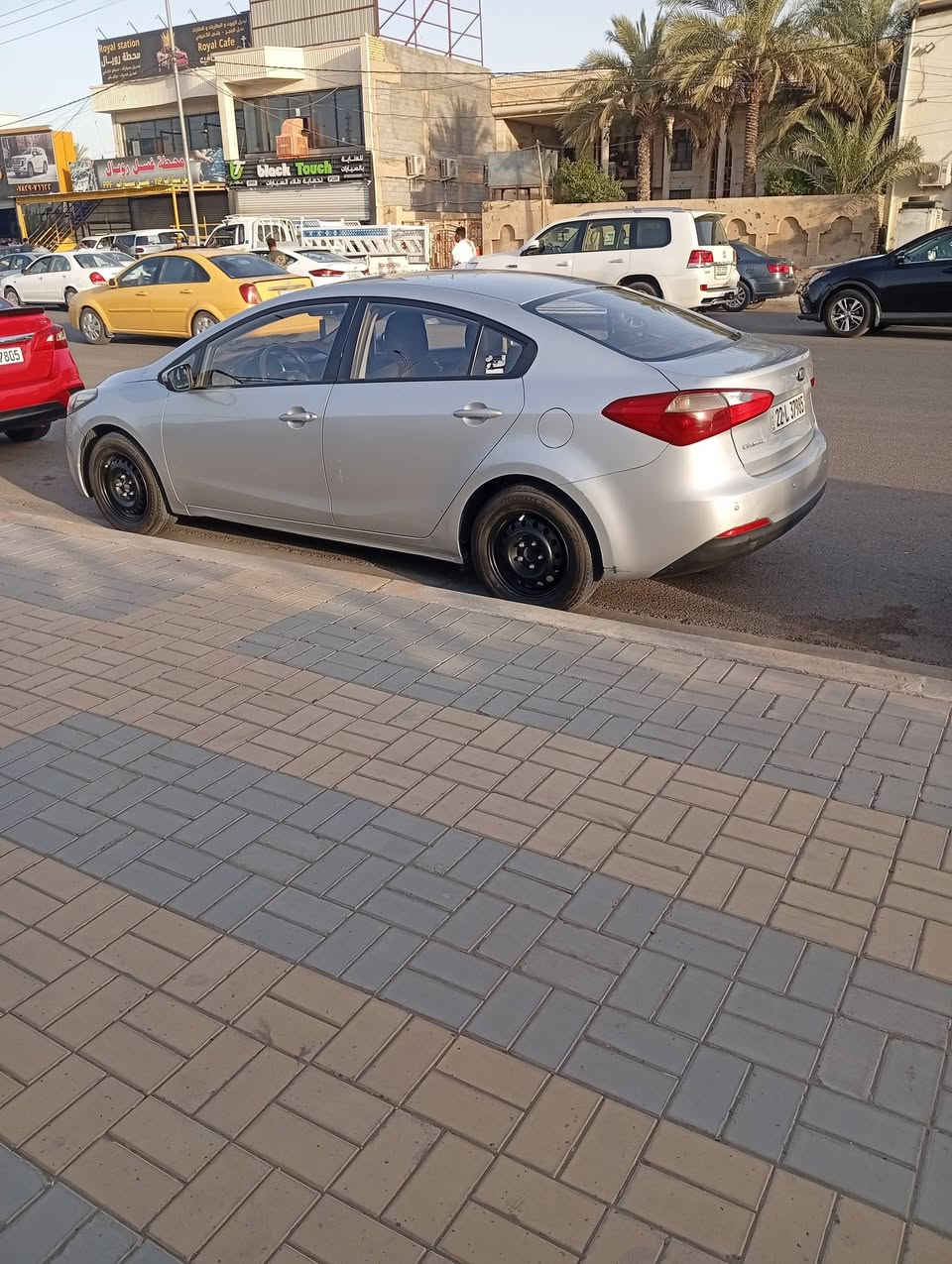 كيا سيراتو موديل 2016 خليجي بيه باب الخلفي محرك 1600دوش سعر 115$ رقم اربيل ***********
