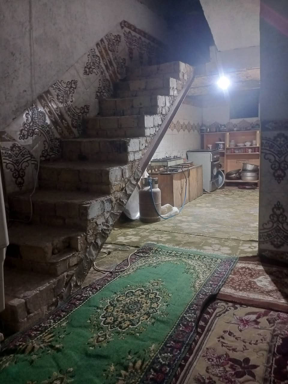 بيت للبيع حي لمهندسين  مقابيل المنتزه مساحه 300 متر تلث اغرف ومطبخ وصالة ومجمع صحيات لبينيان بلوك لنتن  عكاده سعر 30 معه المجال  ‏‪‏‪***********‬‏ مساحه الاغرف 6 بة 5
