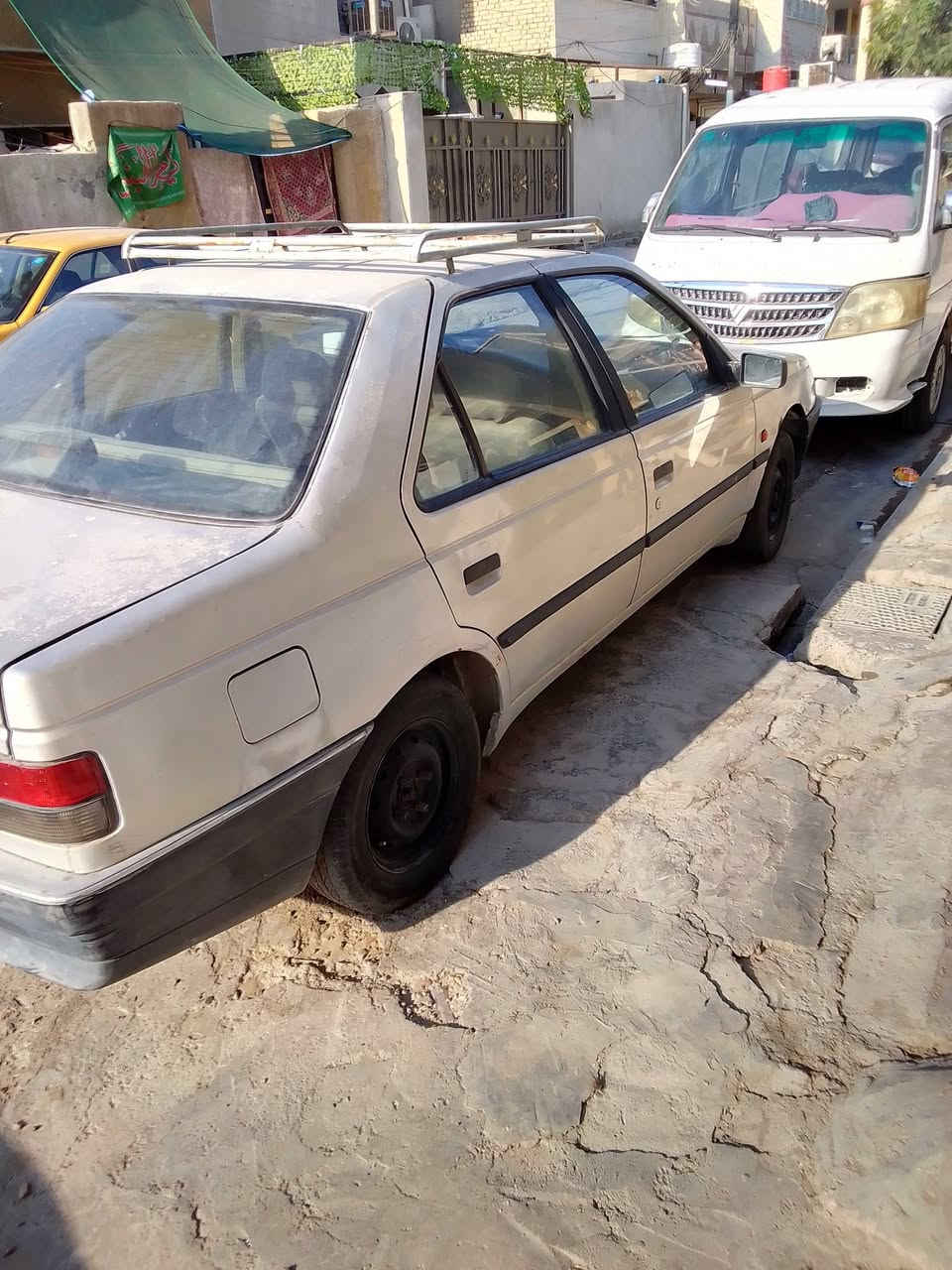 بيجو روا موديل 9 رقم بغداد السياره ابلاديه بس الهلالت امعمره السياره على وضع الشركه بس يرادله ترتيب لن متروكه صار مده مكينه مابيه لا تبخير ولا تنقيس التبريد بي ليك العنوان بغداد الدوره السعر 22 رقم الهاتف ***********
