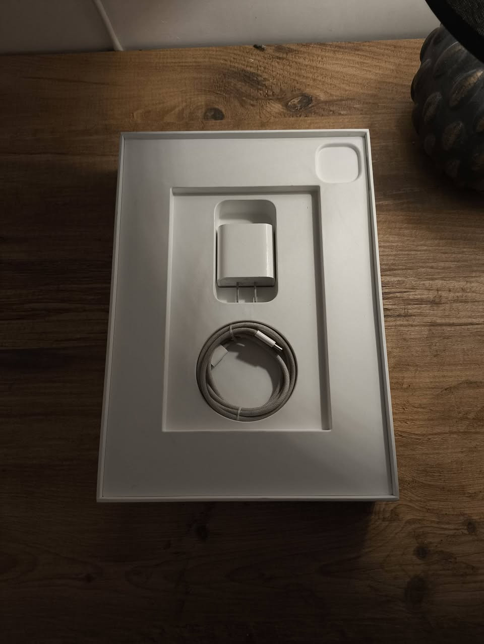 باكج متكامل للبيع: iPad Pro 11 (2024) M4 - 256GB + Apple Pencil Pro + ملحقات حماية
السلام عليكم ورحمة الله،للبيع باكج متكامل وجاهز للاستخدام الفوري، 

جهاز آيباد برو موديل 2024 الأحدث بمعالج M4 الخارق مع كامل ملحقاته الأساسية والإضافية. الجهاز غني عن التعريف وهو الخيار الأقوى للتصميم، الدراسة، والألعاب.

المواصفات والتفاصيل:

المعالج: Apple M4 الأحدث والأقوى.

حجم الشاشة: 11 إنش (Ultra Retina XDR).

المساحة التخزينية: 256 جيجابايت.

صحة البطارية: 84% (أداء ممتاز وثابت).

الملحقات الأصلية: الكرتون الأصلي للآيباد + الكرتون الأصلي للقلم (كما هو موضح بالصور) + كابل الشحن الأصلي.

الـباكج والإضافات المشغولة مع الجهاز:

قلم Apple Pencil Pro: الأصلي (أحدث إصدار يدعم حساسات الضغط والإيماءات).

كفر مدرع (Armor Case): باللون الأسود لحماية كاملة للجهاز ضد الصدمات.

شاشة حماية بيبرلايك/بيبرمات (Papermate/Paperlike): لزقة حماية ملمس الورق ممتازة جداً ومريحة للكتابة والرسم بالقلم وتحمي العين من الانعكاسات.

حالة الجهاز:مستخدم منذ 2025 شهر الاول اي سنة وسبع شهور ، يعمل بكفاءة كاملة 100% وبدون أي مشاكل تقنية أو مصنعية، ولم يدخل الصيانة مطلقاً.
للامانة كما موضح بالصور ظهر الايباد فيه بعض الخدوش والقلم فيه بعض علامات نتيجة الاحتكاك مع الايباد ، كلاهما آثار شكلية تم احتسابها مع السعر 

 السعر المطلوب للباكج كامل: [ مليون ومئتان الف - 1,200,000 دينار ] (قابل للتفاوض ).

 الموقع: [ محافظة بابل تحديدًا حلة ].
📞 للتواصل: عبر واتساب فقط على الرقم [ *********** ].
