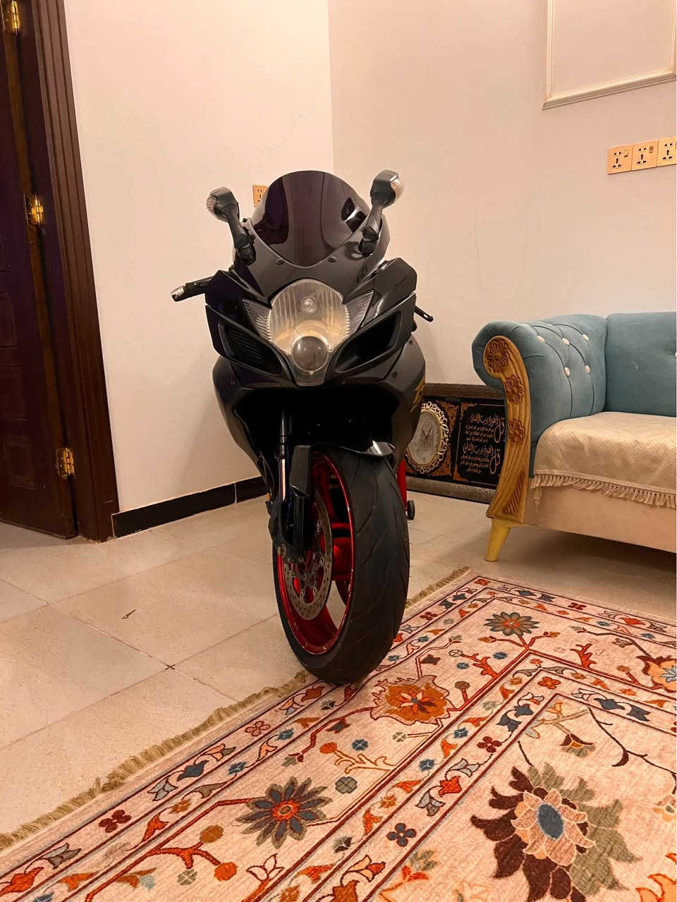 جكسر 2008 
محرك 750 
دراجه جاهزه ع اخر حبايه 
مكفوله كفاله عامه ✅
مكان بصرة دراجه جديده شوفت عينك مخزنه بل بيت وما طالعه شارع 
سعر 42 بيها مجال قليل
رقمي *********** البصرة, العراق
