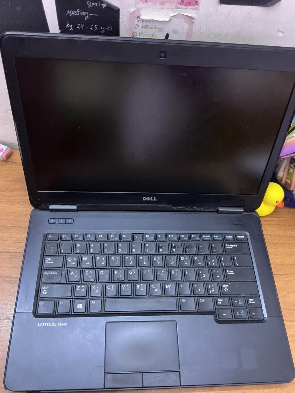 💻 لابتوب ديل للبيع (Dell Latitude E5440)
السعر : ١٢٥ الف قفل 
يرادله بطاريه جديده وبس ولهذا مخفض سعره هلكد
واتس ***********
لابتوب بحالة ممتازة وسلم  وجاهز للاستخدام، مناسب جداً للعمل، الدراسة، التصفح، والمهام اليومية.
📋 المواصفات الفنية:
 الموديل: Dell Latitude E5440
 المعالج (CPU): Intel Core i7-4600U (بسرعة تصل إلى 2.70GHz)
 الذاكرة العشوائية (RAM): 8 جيجابايت (DDR3)
 كارت الشاشة (GPU):
 كارت منفصل: NVIDIA GeForce GT 720M بسعة 2GB
 كارت مدمج: Intel HD Graphics Family
 مساحة التخزين: هارد سريع SSD بسعة حوالي 300 جيجابايت (يوفر سرعة عالية في التشغيل والفتح)
 نظام التشغيل: Windows (نظام 64-bit)
الجهاز يعمل بسلاسة وسرعة بفضل هارد الـ SSD ومعالج i7.
ارت الشاشة المنفصل يوفر أداءً جيداً للبرامج الهندسية الخفيفة والفوتوشوب والألعاب الخفيفة.
