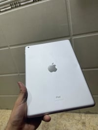 آيباد جيل ٩ • شاشة مكسورة • ٦٤ جيجا