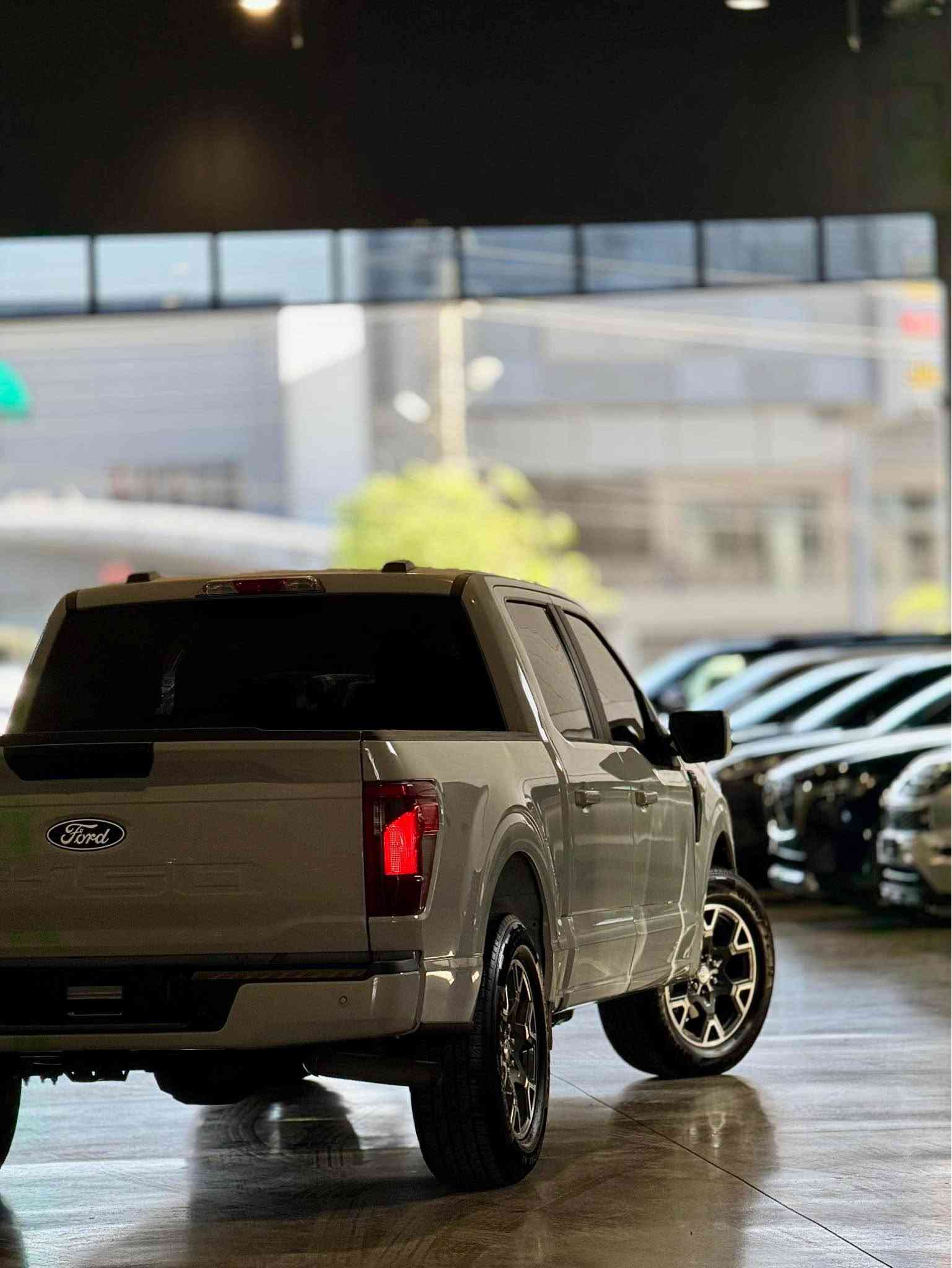 FORD F150 2024 STX 
تاک ئەکسل ڕۆنگی چیمەنتۆیی هەردو چەمەلەخی پێشەوەی بۆیاخە بێ ناو گرتن بێ ئێرباگ پێشی کەپسە سەیارەکە زۆر جوانو زۆر تازەیە یەک دینار مەسرەفی تیا نیە ٣مانگ کاتی تیایە 
نرخ:٢٩٧
*********** السليمانية, العراق

