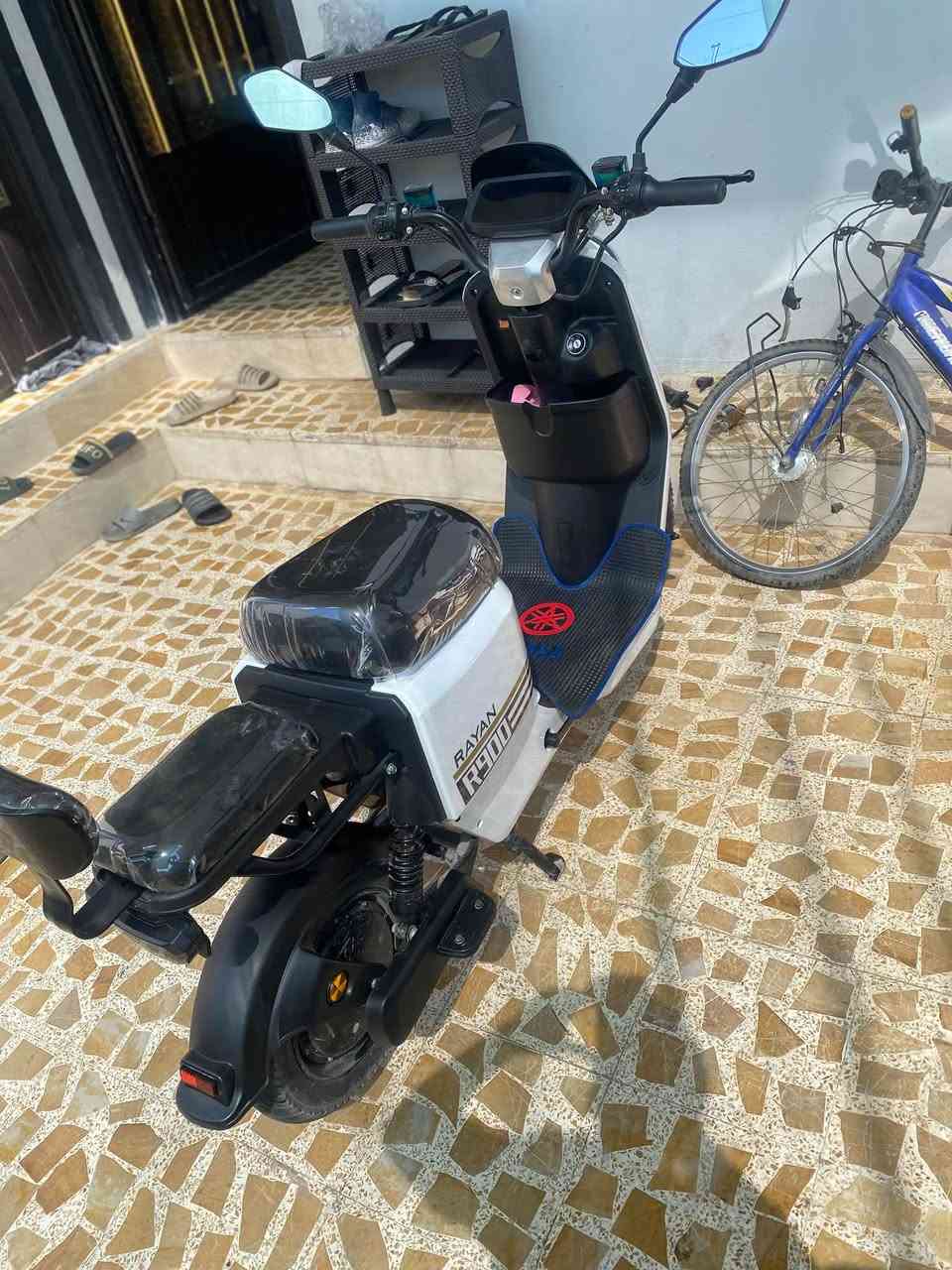 دراجه ار٩٠٠ ملف١٢٠٠ بطاريات ٢٦ امبير الريان الاصلي اشاير لايتات وايرمنيه كلو شغال شديتلو بومه لان الضو مالو ناصي من الشركه الماطور نضيف ومستخدم قليل ماصارلو شهر ونص شهرين وماماشي جثير وتاخذو شرط تجيكو البطاريات شرط انطيك همة الماطور نضيف ونضافتو كدام العين تاخذو شرط 
السعر ٥٠٠ بي مجال حك روحتك وجيتك 
خبرني او راسلني واتساب هينا ما اتواجد ***********
