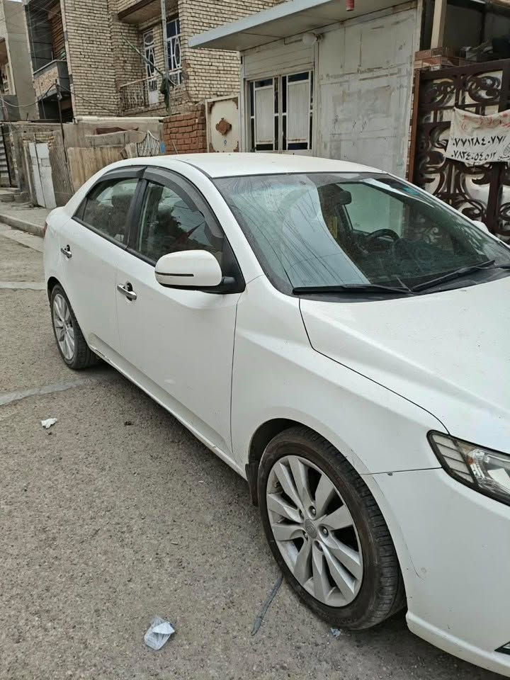 سيراتو موديل 13 رقم بغداد انكليزي
السيارة بلادية اي قطعة ما مبدلة 
بيها صبغ بالهلال نال الجاملغ الخلفي وبارد بسيط والقبق مال الجنطة على كد البك لايت بي بارد 
والدوسة اليمين بيها طخة 
الباقي كله كفالة
مكان السيارة بغداد / البلديات 
***********
موجود واتساب ايضا 
السعر 100 ورقة بيها مجال بسيط
مودتي لكم.
