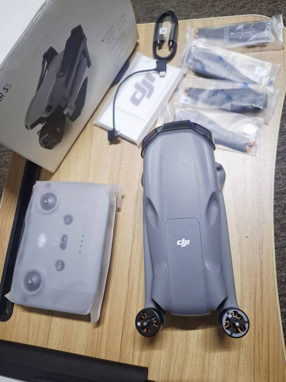 DJI Air 3 S single اير ثري اس سنكل
استخدام اسبوعين فقط ابيع جديدة انطي ضمان الي ماله شغل بيها وميعرف يعبر المنشور
مكاني بغداد تجي تفحص وتاخذ توصيل ماعندي 
***********
