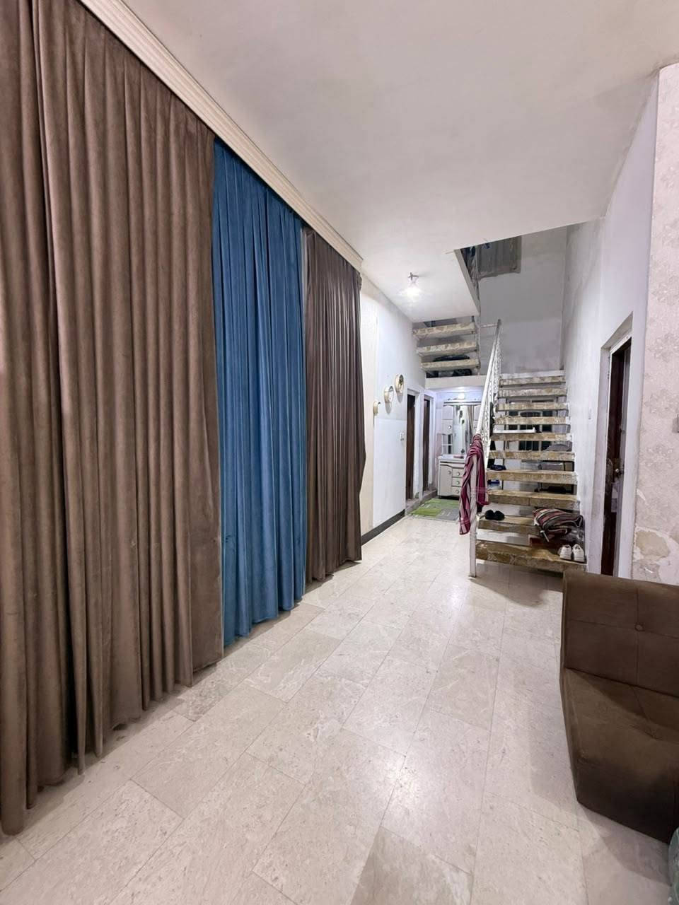 🏠 بيت للبيع – موقع المحمودية دور الري قرب الجوازات 

📐 المساحة: 156 م²
🏗️ البناء: مسلح، عمر البناء 13 سنة
📜 الطابو: صرف

✨ يتكون من:
• مطبخ
• هول
• استقبال
• غرفة نوم
• صحيات داخلية وخارجية
• عدد 2 مناور
• البيت كامل مبلط مرمر وسيراميك

📍 الموقع: دور الري – خلف كراج بغداد، بالقرب من دائرة الجوازات.

📞 للاستفسار والتفاصيل: مراسلة الصفحة أو الاتصال
***********.

🔑 فرصة مناسبة للسكن والاستثمار

