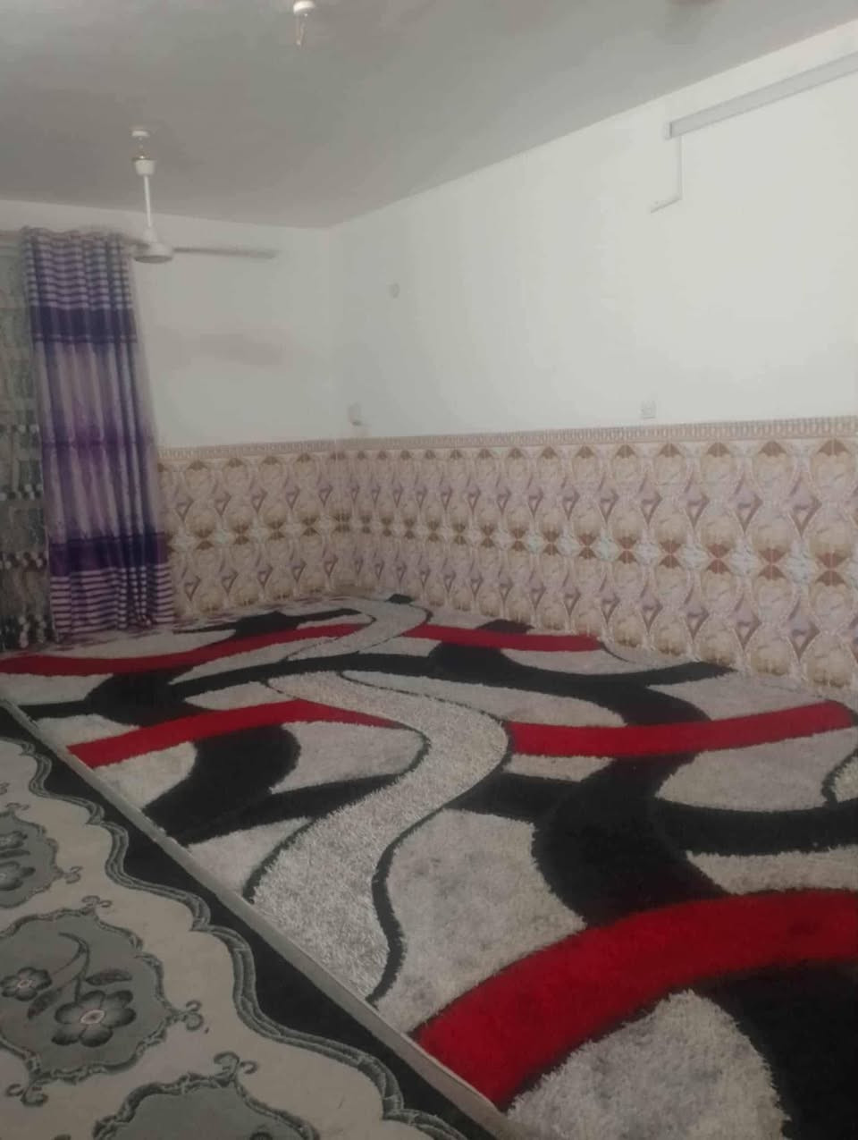 السلام عليكم بيت للبيع مساحه 200متر حي العسكري قرب الادله الجنائيه طابق ونص الطابق الثاني معزول بدرج للشارع وحده بي غرفه وصاله ومطبخ وحمام والطابق الاول غرفتين كبار 4/6واستقبال 4/7/والصاله /4/6/المطبخ 4/5/ومدخل /3/2الكراج  وحمام خارجي وداخلي السعر  135 وبي مجال للاستفسار اتصال ع هذا الرقم ***********....أو   واتساب *********** صاحب العقار @
