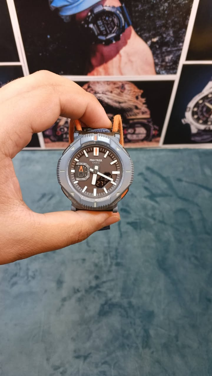 ساعة Casio Pro Trek

مخصص لمحبي المغامرات والأنشطة الخارجية Outdoor

ضمن سلسلة Pro Trek من كاسيو.

تعتبر هذه الساعة مميزة بتصميمها المبتكر وعمليتها العالية، وإليك التفاصيل الكاملة الخاصة بهذا الموديل 2-PRJ-BO01 اللون هيكل وإطار باللون الأزرق المائل للرمادي ( Navy Blue State Gray) مع المسات برتقالية مميزة في المينا والمؤشرات وشريط العقدة الخاصة بالحزام.

الحزام يأتي هذا الموديل بحزام قماشي انسيجي متين ومريح مناسب للارتداء الطويل ومقاوم للتأكل مزود بنظام ربط شد سريع

مع تفاصيل باللون البرتقالي.

الإطار الدوار (Rotating Bezel Guard يتميز هذا الموديل بإطار فريد يمكن تدويره لتغطية أو كشف الأزرار الحمايتها

من الضغط بالخطأ أثناء الحركة أو تسلق الجبال.

مقاومة الماء مقاومة للماء حتى عمق 100 متر (10) BAR)، مما

يجعلها مناسبة للسباحة والأنشطة المائية الوزن: خفيفة الوزن ومصممة لراحة المعصم أثناء الرياضة والتخييم
الوظائف المدمجة
التوقيت العالمي (World Time) عرض الوقت لـ 38 مدينة مختلفة حول العالم
ساعة إيقاف (Stopwatch) بدقة 1/100 ثانية.مؤقت تنازلي (Countdown Timer) التحديد

الأوقات والأنشطة.4 منبهات 5 منبهات يومية مع إشارة كل ساعة.. إضاءة LED : إضاءة فائقة الوضوح (Super Illuminator)السهولة قراءة الوقت في الظلام.

جميع الساعات اصلية معا ضمان
توصيل لجميع المحافظات
عنوان - بغداد - مدينة الصدر - الأور فلي
التوصيل واتساب ***********
