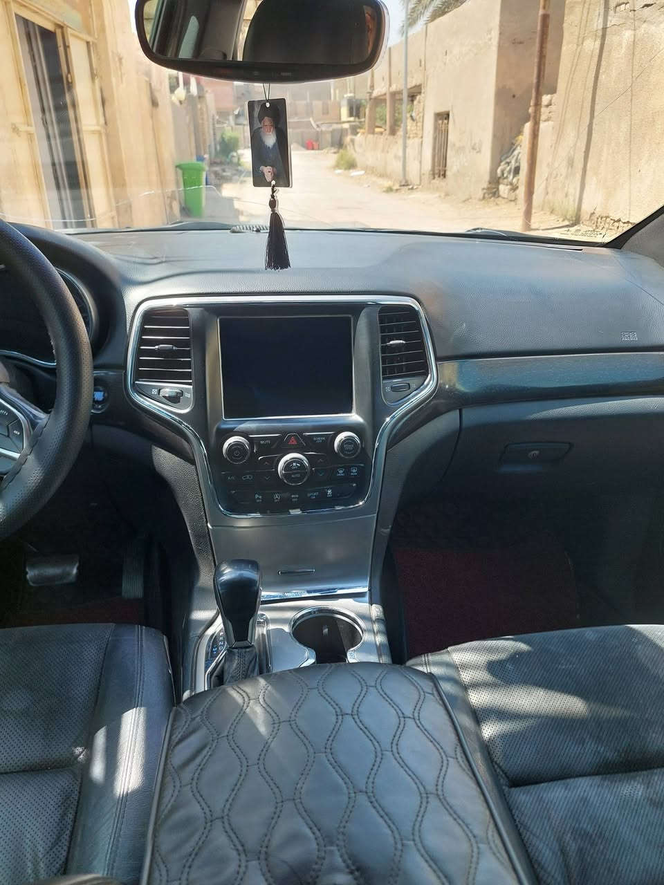 جيب لاريدو شيروكي
مديل 18 
مكينه جديده 
تبريد ثلج 
سياره جاهزه مابيهه اي نقص 
السعر 195 وبيهه مجال 
العنوان / بابل / محاويل 
موبايل / ***********

الضرر/ جاملغ أمامي وبنيد
