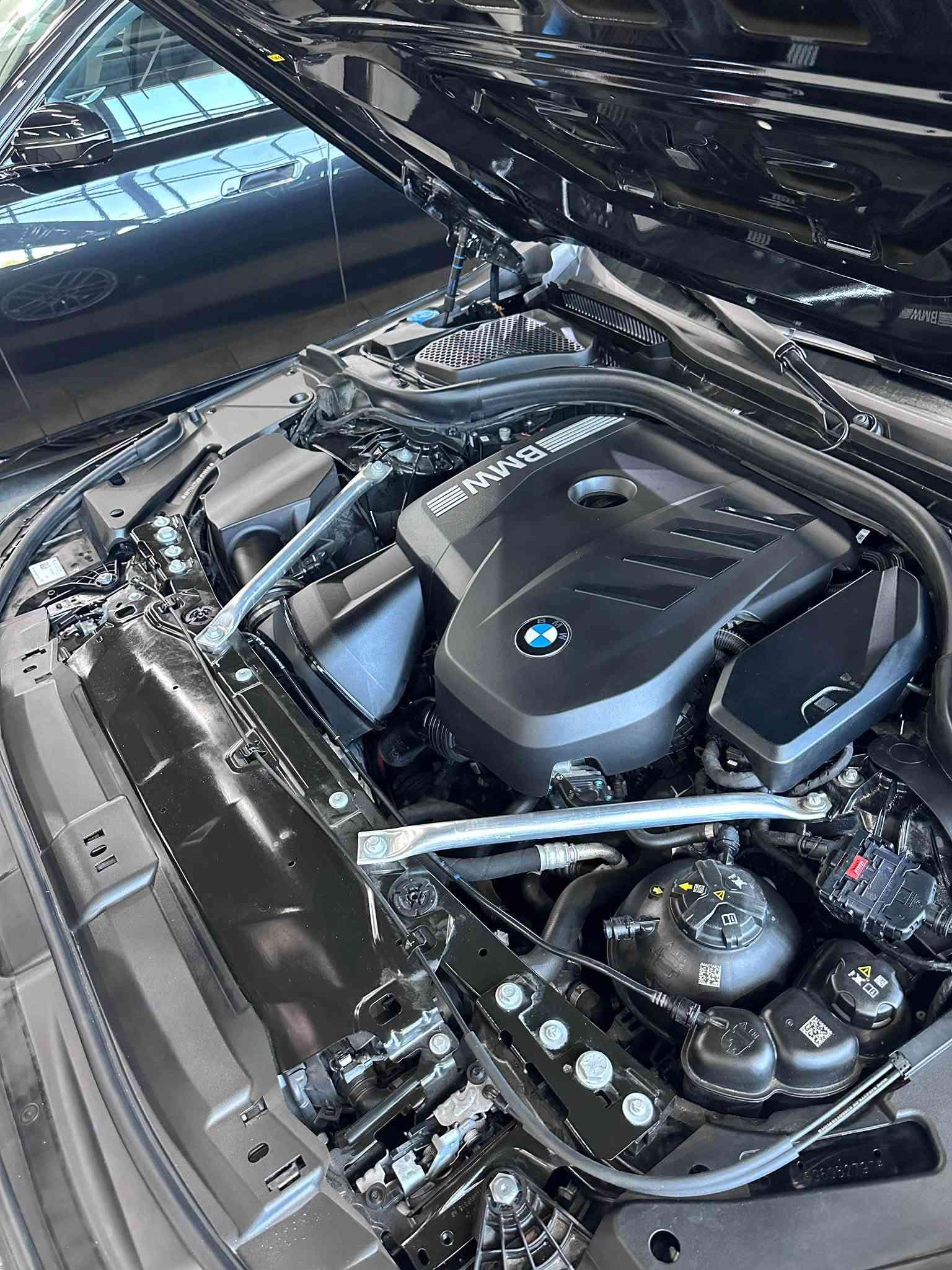 سلاام وعليكم ورحمه لله

2025✨

BMW 530i موديل 2024 (الجيل الجديد G60) - أسود ملوكي 🖤✨
أحدث جيل من الفئة الخامسة لـ BMW، يجمع بين الفخامة المطلقة، التكنولوجيا الحديثة والأداء القوي!
⚙️ المواصفات والميزات الأساسية:
 المحرك: 2.0L TwinPower Turbo (4 سلندر) مدعوم بنظام 48V Mild-Hybrid لتوفير ممتاز في استهلاك الوقود.  
 القوة: 255 حصان (255 hp) وعزم دوران 400 نيوتن متر.
 ناقل الحركة (الغير): أوتوماتيك 8 سرعات (Steptronic Sport).
 التصميم الخارجي: لون أسود ميتاليك لامع، شبك أمامي مميز بالكروم المات، إضاءة أوتوماتيكية ذكية Adaptive LED.  
 التكنولوجيا والأمان:
 نظام كاميرات 360 درجة (Surround View).  
 رادارات أمامية وخلفية مع أنظمة المساعدة على القيادة وتحديد المسار.
 الشاشة الشاشات المزدوجة المُنحنية (BMW Curved Display) بنظام iDrive 8.5 الحديث.
 عجلات (جنوط) أصلية قياس 19 إنش.  
📍 الموقع: معرض المجرة لتجارة السيارات (Al Majarah Car Trading)
☎️***********
