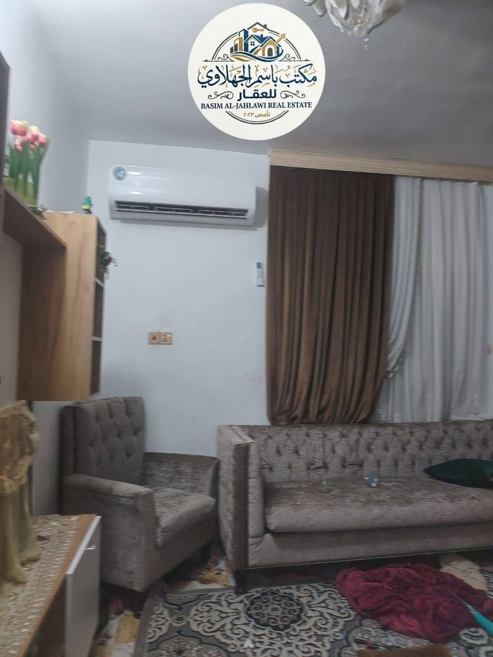 دار سكن للبيع قرب الكراج بغداد طابقين  135م مقدمة ١٠٠ وباقي وباقي ٦٥ كل شهر ٣٠٠ الف
دار سكن للبيع طابقين🛑🛑

 قرب الكراج بغداد 📌📌📌

 طابو صرف 📍

...................................ا

لطابق1️⃣ غرفة وصالةومطبخ وصحيات واستقبال 

 الطابق  2️⃣ ثلاث 3غرف وصاله وحمام وبيتونه كبيره 

.........................

#المساحة135 متر

مقدمة ١٠٠ وباقي ٦٥ كل شهر ٣٠٠ الف

#اتصل***********

نص مكتوب في الصور:
- مكتب باسم الجهلاوي للعقار BASIM AL-JAHLAWI REAL ESTATE تأسس ٢٠٢٣
- مكتب باسم الجهلاوي للعقار
- BASIM AL-JAHLAWI REAL ESTATE
- تأسس ٢٠٢٣