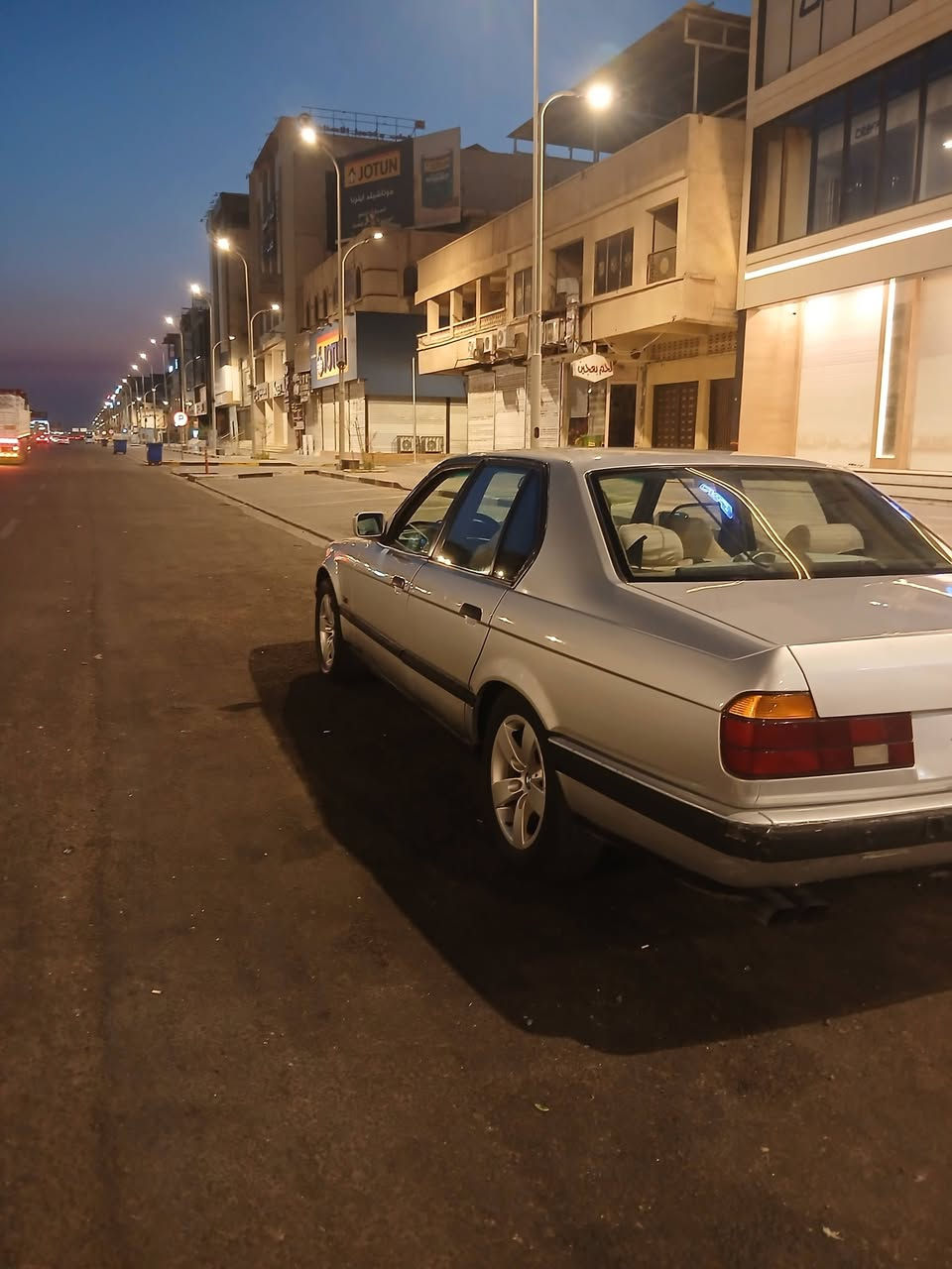 السلام عليكم
BMW E32 1991 730
محرك ٧٣٥ مفتوح ٦ سلندر بحاله جيده 
كير تمام 
صبغ عام جماليه بدون ضربه قويه 
تخم تاير جديد 
باتري جديد 
غرفه جلد اسود جديده لاشك ولا شي
بطاين بيبان جدد 
حداده ٨٥% 
تبريد شغال 
دبل جام 
دبل جكمجه
دبل ايرباك 
السياره مال جناي 
رقم بغداد الجديد سنويه منتهيه
شرط التحويل 
يحتاج الها ملاحضات بسيطه بسبب عدم التفرغ 
سعرها ٤٨ وبيها مجال قليل او المراوس بتكسي 
مكاني البصره 
*********** 
*********** 
متواجد واتساب
