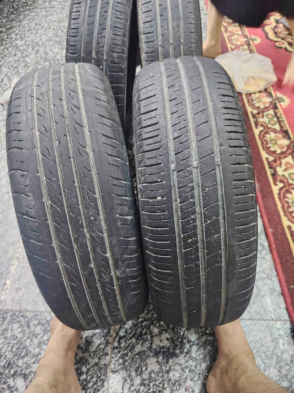 السلام عليكم يوجد تايرات سايبا نضيف نص عمر للبيع ٣٠وبيه مجال مكاني الشعب بيه رقم الهاتف ***********
