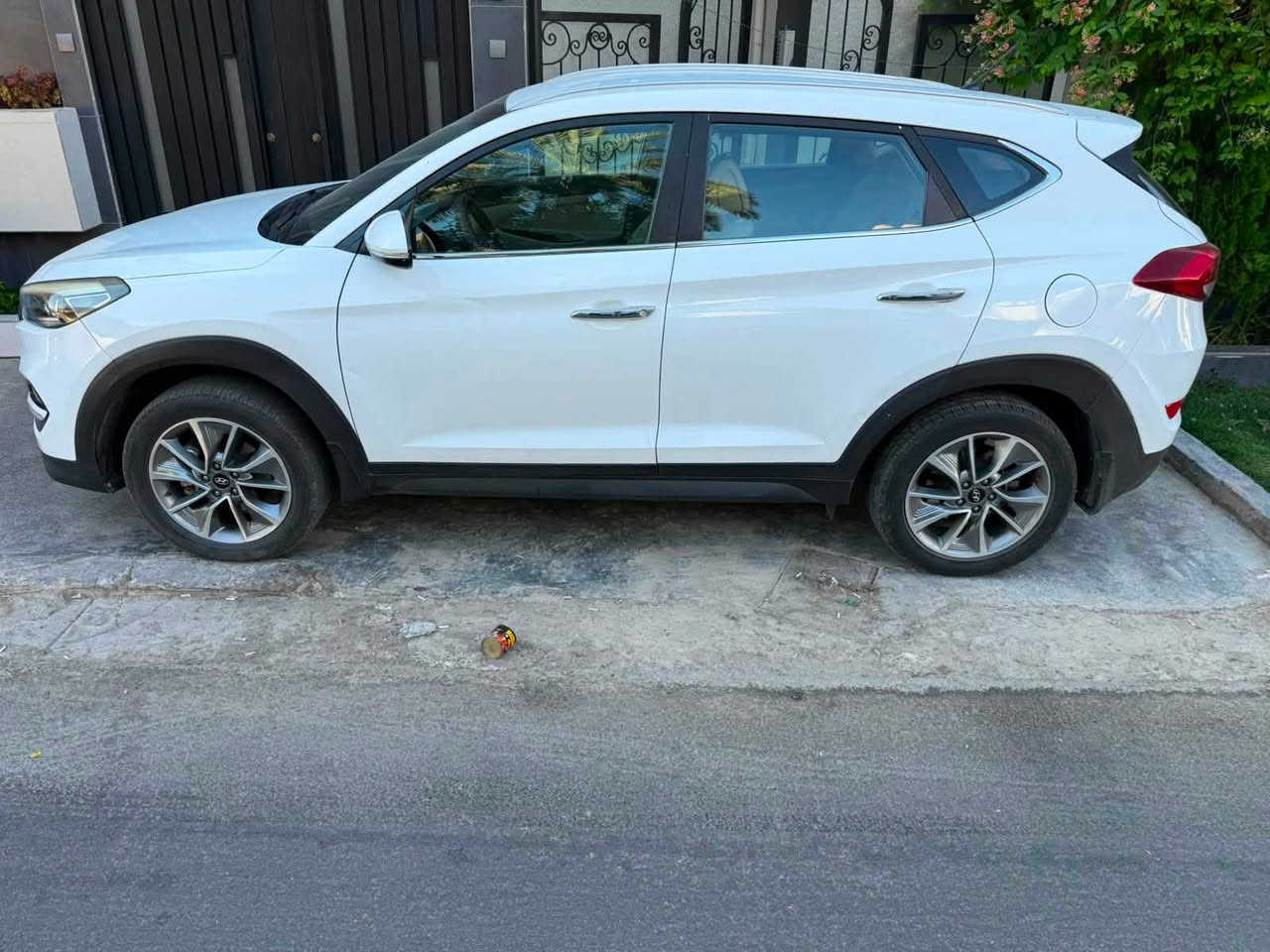 السلام عليكم جمعة مباركة على الجميع
توسان ٢٠١٨ خليجي 
ماشية ١٧٠،٠٠٠ كيلو
بيها جاملغين خلفية كد ٤ اصابع وعندي صورها 
البنيد بي شبر صبغ بسبب تقشير مصنعي بهذا الموديل
بدون ايرباك ( سليم ) 
السيارة مال بيت عليها ادامة مستمرة وجاهزة 
152وبيها مجال حگ الجية
للاستفسار الاتصال او واتس اب
***********
