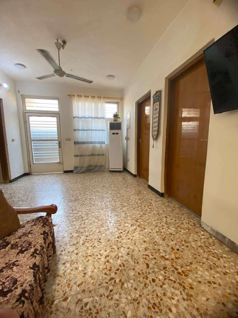 🏡 للبيع | بيت سكني حديث في بابل – حي الأكرمين
📍 الموقع: محافظة بابل – حي الأكرمين
📐 المساحة: 125 متر مربع
🛣️ عرض الشارع: 20 متر
🏠 بناء حديث – سنة 2022
📜 طابو صرف – سند حر

تفاصيل البيت:

🔹 الطابق الأول: غرفتان، صالة استقبال، مجمع صحيات، مطبخ، وعدد 2 مناور .

🔹 الطابق الثاني: 3 غرف نوم، صالة، مجمع صحيات، سطحان،سطح عالية، وسطح ناصي.

⭐ المميزات والخدمات:
• قريب من المدارس والمستشفى وشارع الكيات 
• المنطقة
• شبكة مجاري + مياه صرف الأمطار
• أعمال التبليط قيد الإنجاز 
• إنترنت فايبر ضوئي متوفر
• شارع بعرض 20 متر
• يُباع مع البيت: كيزر + تانكي ماء سعة 1000 لتر + ماطور ماء
• طابو صرف وسند حر
السعر 145 وبي مجال للجادين 

📞 للجادين والاستفسار، التواصل على الخاص

***********
***********

✨ بيت بناء حديث 2022، موقع مميز، خدمات متكاملة، وسند حر — فرصة ممتازة وجاهز للسكن الفوري . 🏡
