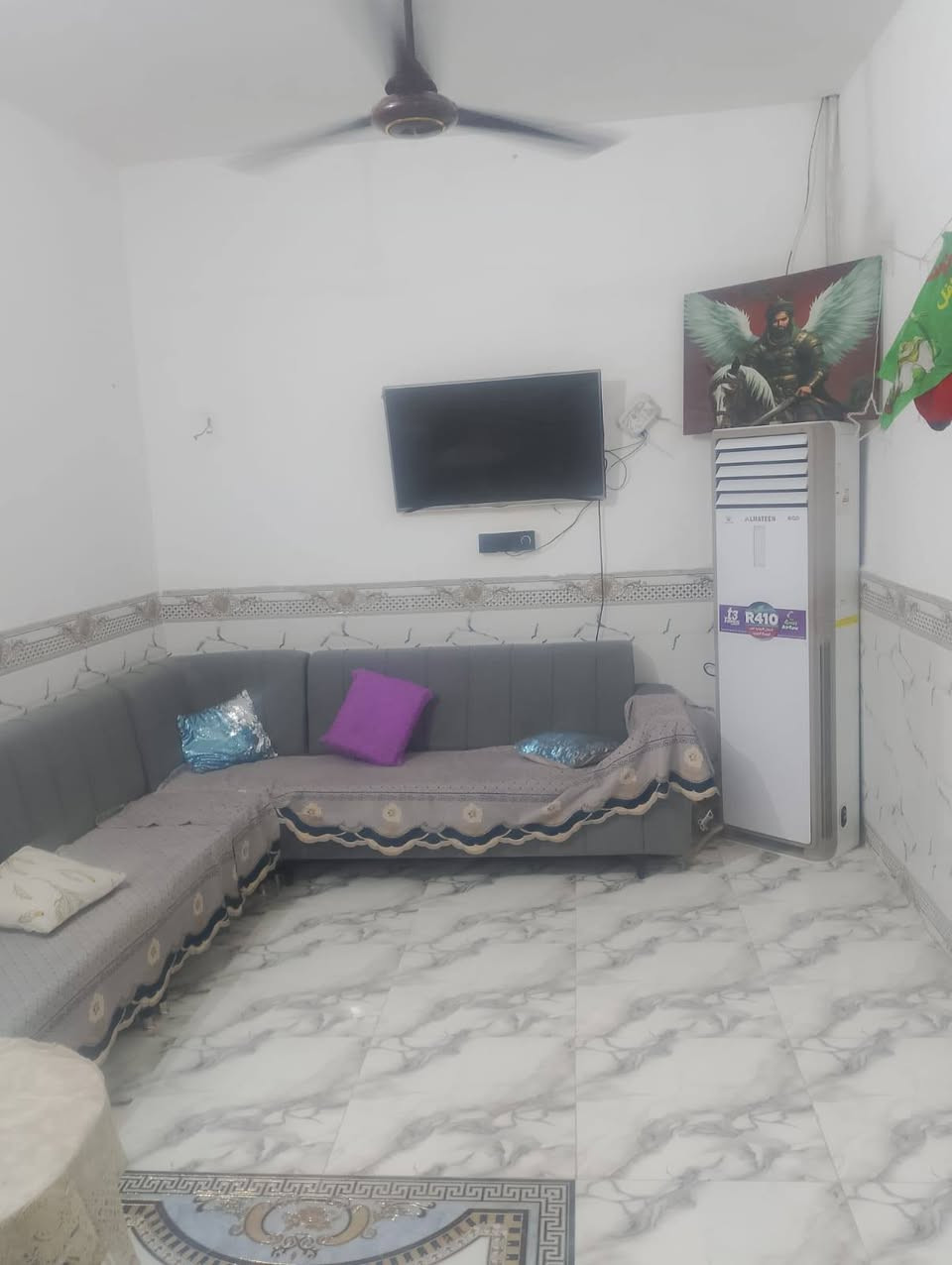 بيت مساحه 120متر بلوك صب الاسكان صناعي قرب مدرسه الحريه فرعي بي غرفتين صاله مطبخ دوانيه صحيات خارجيه السعر 38 وبي مجال الشراي ***********

