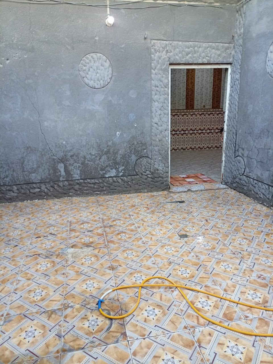 السلام عليكم دار سكن للبيع بلديه بي معامله تمليك ابو الخصيب عوسيان شارع القصور بل البدايه المساحه 100متر يحتوي على ثلاث غرف ثنين جوه وحده فوك وصاله  مطبخ صحيات  بيت مرتب ونضيف السعر 30 مليون وبي مجال للشراي التواصل ***********
