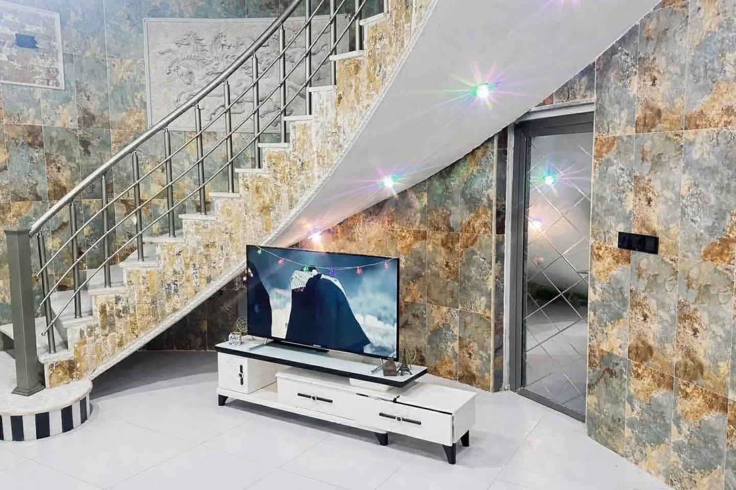 🏠 بيت للبيع – طابو صرف
📍 الإسكندرية – حي الإطفاء

🆔 رقم الدار: 4508

🔹 المساحة: 250 متر مربع

🔹 السند: طابو صرف جاهز

✨ مواصفات البيت:

🟢 طارمة كبيرة أمامية

🟢 صحيات خارجية

           (حديقة )

🏠 الطابق الأول:

 • استقبال: 6 × 5 متر

 • مطبخ: 5 × 4 متر

 • غرف نوم: 2 غرف

 • مساحة كل غرفة            تقريباً 4 × 4.5 متر

    •صالة كبيرة: تقريباً 7 × 5 

    •صحيات داخلية

🏠 الطابق الثاني:

 • غرفة نوم: 4 × 4 متر

 • غرفة نوم كبيرة (سويت): 6 × 5 متر

 • صالة

 • صحيات للطابق الثاني

✨ البيت بناء حديث 

اتصال للجادين فقط – اتصال ***********
