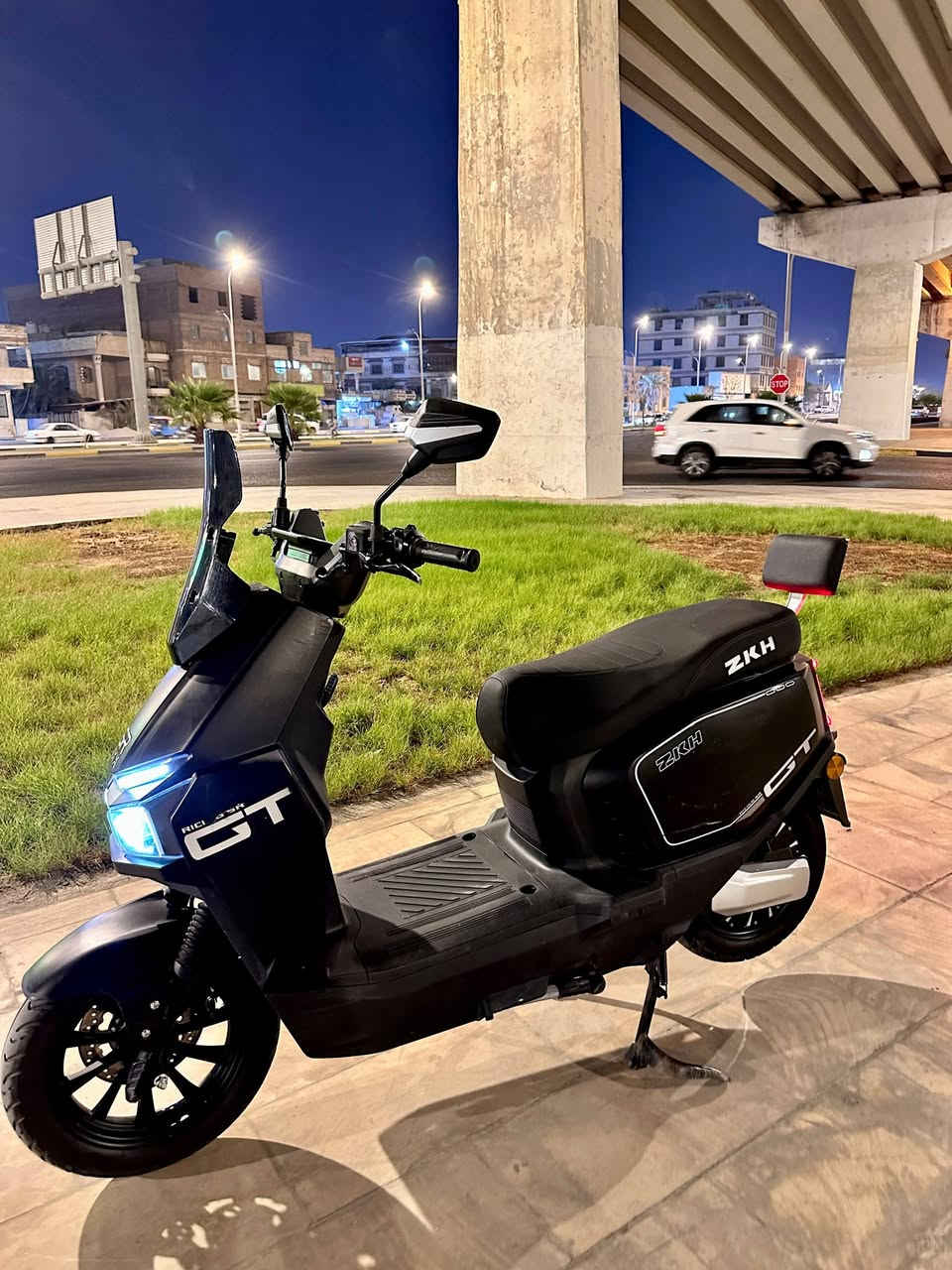 دراجة صاعقة  ZKH للبيع في البصرة 2026 شكل مميز
فوول مواصفات  
⚫️6 بطاريات 32 امبير  نوعية كرافين
⚫️ تمشي بالشحنة الواحده 60  كيلو تقريبا أو أكثر حسب السرعة
⚫️ الكشن طبي 
⚫️ ضد الماء 
⚫️شاشة ديجتال 
⚫️ نضام 3 سرع والسرعة 
السرعة القصوى 80 حقيقي 
 تشغيل بصمه  وسويج 
⚫️ كهربائيات كلهن شغالة بيها رباعية 
لايت زنون عالي وناصي وبگ لايت 
هورن عالي وأشاير يمنى ويسرى 
⚫️ دبل اشارة
⚫️ بلوتوث عالي 
⚫️ شحن سريع شاحنة اصلية 
⚫️ نضام ال R  
⚫️ نضام مثبت السرعة 
⚫️ الملف 2000 w حقيقي 
⚫️ نضام حساسات جانبية وخلفية 
مانع للسرقة 
⚫️ صندوق كبير داخلي
⚫️ غراضهة شاحنة و مرايات
🔴السعر :  800 وبيهة مجال حگ الجية 

العنوان : البصرة : الامن الداخلي

الرقم : ***********
