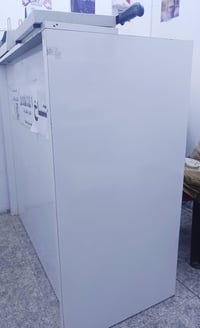ميز خشب MDF • رفوف حديد ١٦ • مستعمل نظيف