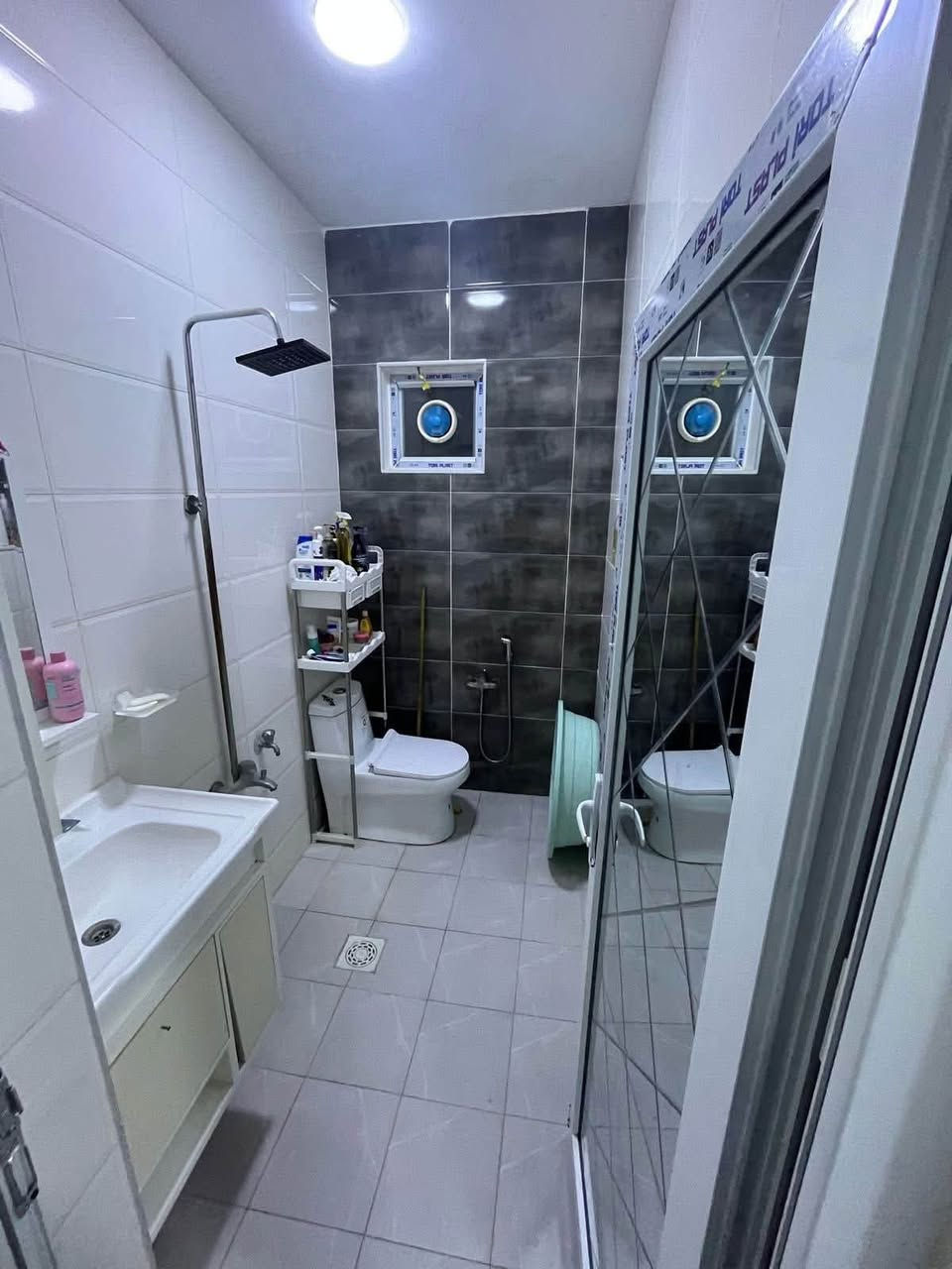 سلام عليكم 
✅ #دار_للبيع 100متر 
واجهيه 6،25متر نزال 16متر 
بناء طابقين ونص حديث 
🏠يحتوي البيت. ع[4 غرف نوم -استقبال - صالة- ومطبخ-صحيات حمام وتواليت داخلي عدد 2 ] 
تواليت خارجي عدد 1 
البيت شغل درجة اولى مع الخدمات
📁ملاحضه البيت مسكون حاليا  
📋نوع العقار  طابو زراعي سند 25 اقرار محكمه 
🚗العنوان #بغداد_الدوره_البوعيثه   
🚨 مجمع الاحلام / قرب جامع تقوى الله   
💰السعر خاص / #بدون_دلاليه
للاستفسار  خاص او الاتصال ع  الرقم 
   ‭
‭***********‬ ⬅️ 

***********‬ ⬅️
