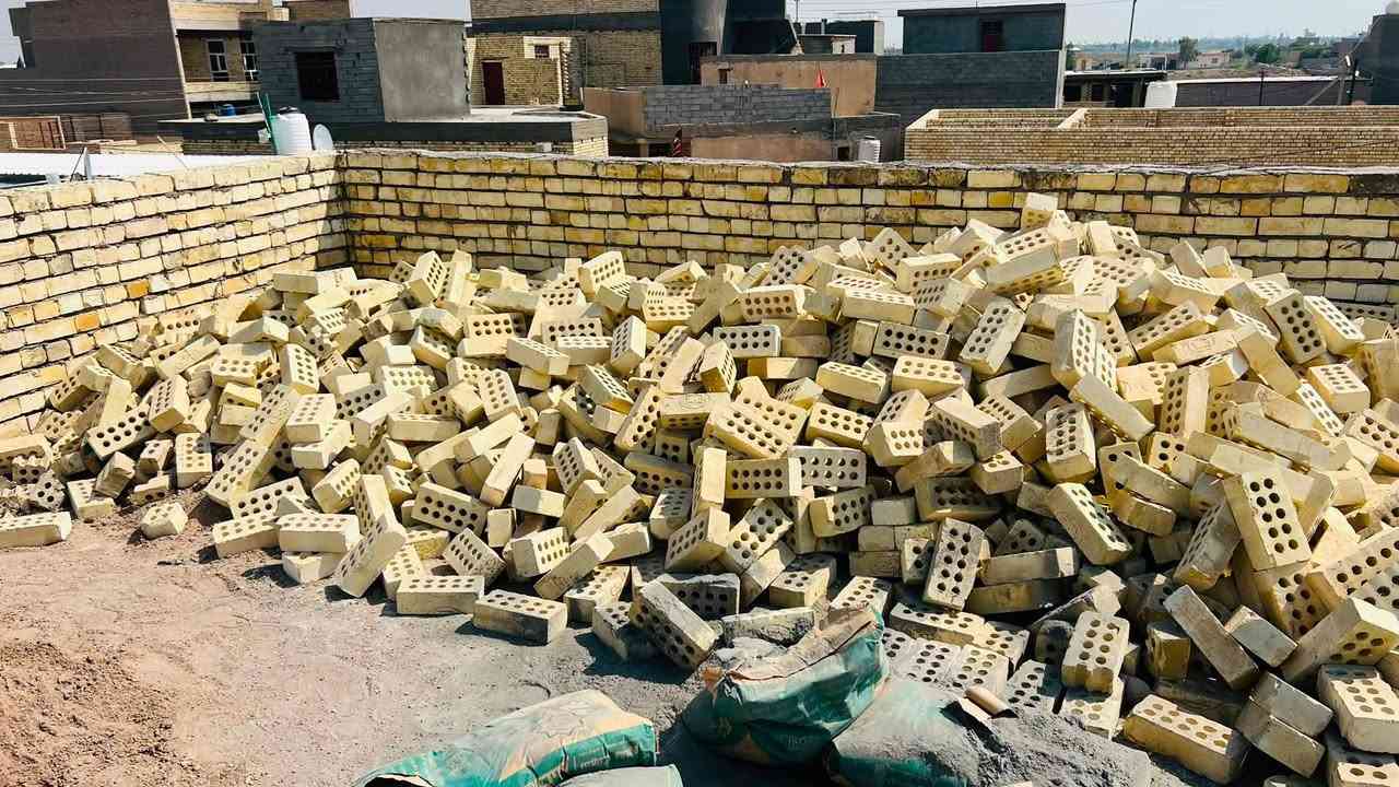 ‏سلام عليكم بيت 100 متر كامل كهرباء وماء مجاري طابقين للبيع العنوان الصويرة مقابل الكراج الموحد نوع الجنس زراعي مقابل الشقق سعر 35 وبي مجال هاتف ***********
