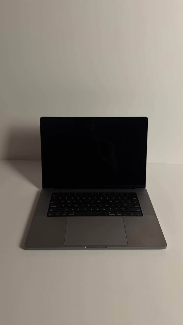 ماك بوك برو m1 برو (البرو مو العادي)
MacBook Pro m1 Pro 16
Ram16
Hard 512 GB
وياه شاحنته الاصلية 
السعر خاص

نص مكتوب في الصور:
- About MacBook Pro 16-inch, 2021 Name iMac's MacBook Pro Chip Apple M1 Pro Memory 16 GB Serial number G5F6FN6JGM Coverage Expired Details... macOS macOS Tahoe Version 26.1 Displays Built-in Liquid Retina XDR Display 16-inch (3456 x 2234) Display Settings... Storage Macintosh HD 462.51 GB available of 494.38 GB Storage Settings... System Report... Software License Agreement - Regulatory Certification ENERGY STAR Compliance - License Agreement TM and 1983-2025 Apple Inc. All Rights Reserved.
- MacBook Pro Hardware ATA Apple Pay Audio Bluetooth Camera Card Reader Controller Diagnostics Disc Burning Ethernet Fibre Channel Graphics/Displays Memory NVMPress PCI Parallel SCSI Power Printers SAS SATA SPI Storage Thunderbolt/USB4 USB Network Firewall Locations Volumes Wi-Fi Software Accessibility Applications Developer Disabled Software Extensions Fonts Battery Information: Model Information: Serial Number: F5D20610QXJ0VC5B0 Device Name: bq40z651 Firmware Version: 0b00 Hardware Revision: 100 Cell Revision: 4014 Pack Lot Code: 0 PCB Lot Code: 0 Charge Information: The battery's charge is below the warning level: No Fully Charged: No Charging: No State of Charge (%): 67 Health Information: Cycle Count: 245 Condition: Normal Maximum Capacity: 90% System Power Settings: AC Power: System Sleep Timer (Minutes): 1 Disk Sleep Timer (Minutes): 10 Display Sleep Timer (Minutes): 10 Sleep on Power Button: Yes Wake on LAN: Yes Hibernate Mode: 3 Low Power Mode: Yes Prioritize Network Reachability Over Sleep: No Battery Power: System Sleep Timer (Minutes): 1 Disk Sleep Timer (Minutes): 10 Display Sleep Timer (Minutes): 2 Sleep on Power Button: Yes Wake on LAN: No Current Power Source: Yes Hibernate Mode: 3 Low Power Mode: Yes iMac's MacBook Pro > Hardware > Power