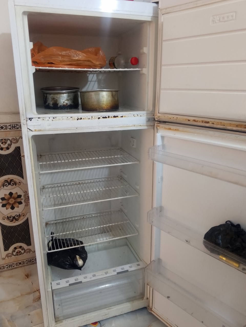 السلام عليكم مجمده شغاله وثلاجات ثنين للبيع الي يريد يتصل على الرقم ***********
