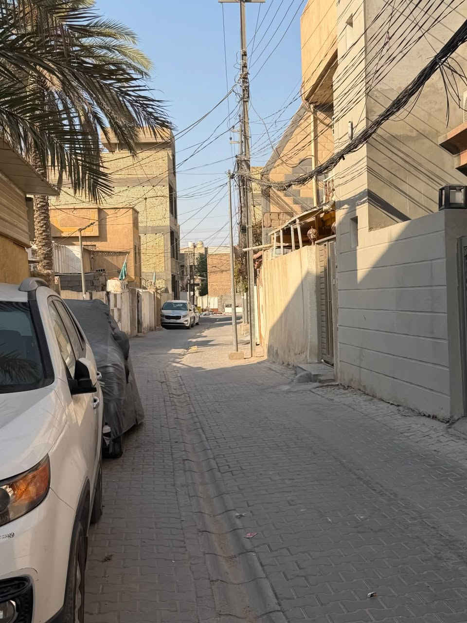 سلام عليكم 
يتوفر بيت للبيع
المكان  كربلاء المقدسه 
الجمعيه 
فرع فندق اولاد الرسول او افندق القريشي 
نهايه الشارع قرب منتوجات النفطيه سابقا 
يبعد عن الامام الحسين 10دقايق مشي 

المساحه 105 متر
واجهة 7.5 
طابقين 
استقبال ومطبخ وصاله
حمامات ثنين ومنور
طابق ثاني غرفتين نوم وحمام تواليت 
نضيف جدا البيت 

***********
***********

