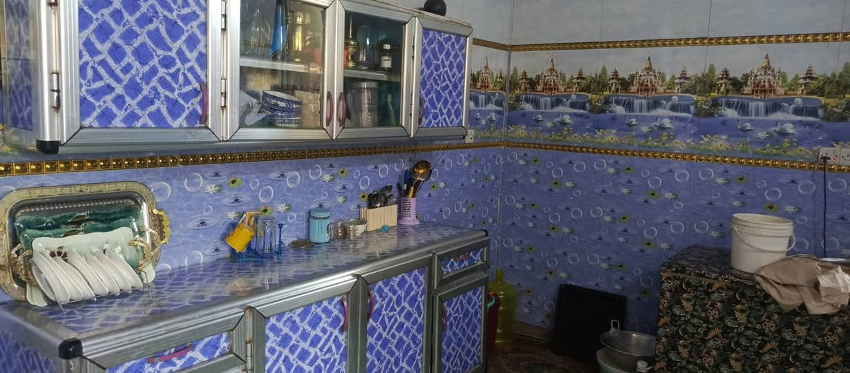 للبيع في بغداد / حي السفير  الخامسة)معروض  يقع في حي السفير / الخامسة، بموقع متميز وكامل الخدمات.المساحة الكلية: 160 متر مربع.عدد الطوابق: طابقين.الخدمات: شارع مبلط بالكامل، مع توفر كافة الخدمات الأساسية (ماء، كهرباء، مجاري).📞 للاستفسار عن السعر وتنسيق موعد للمعاينة، يرجى الاتصال على الرقم:   رقم هاتف هنا]‏‪***********‬‏
